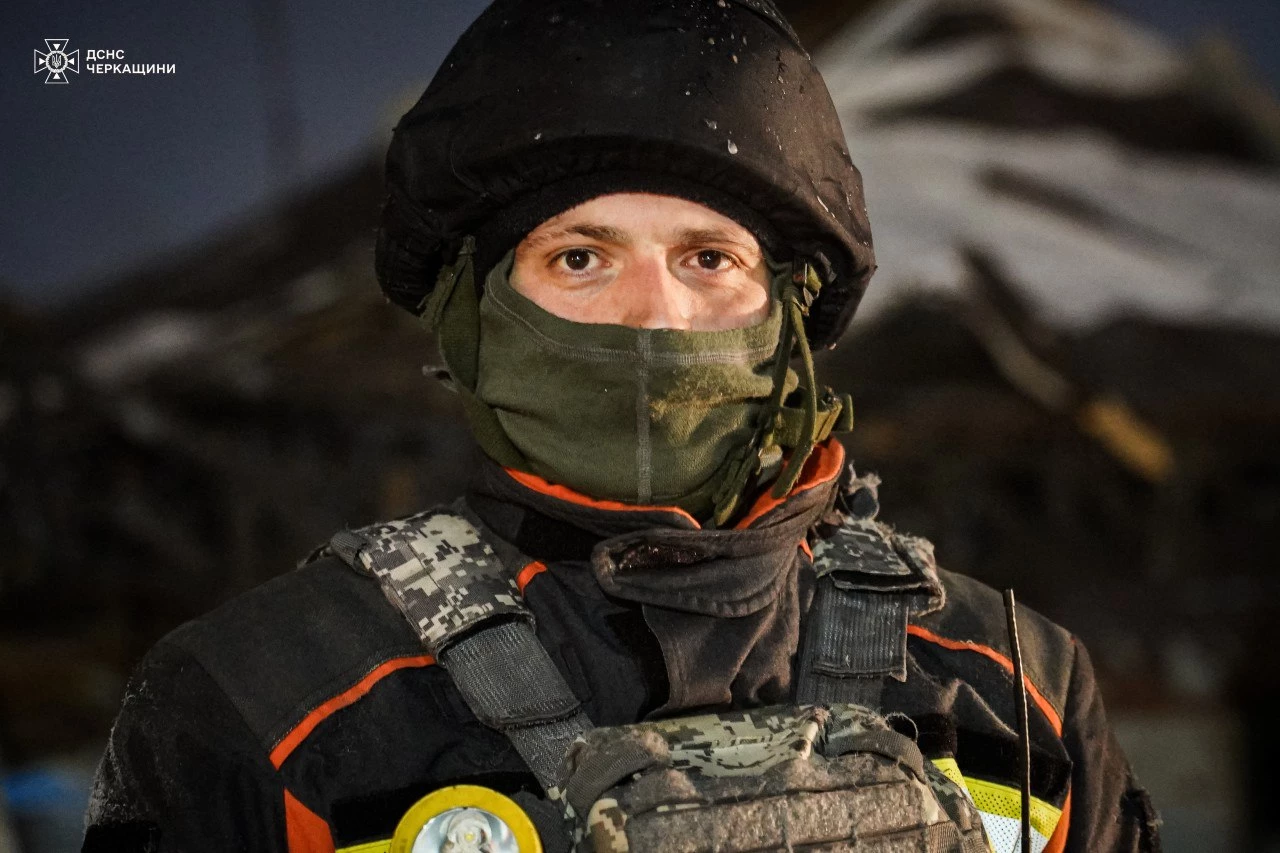 Показали відео наслідків обстрілу Черкас: згоріли авто, пошкоджена АЗС