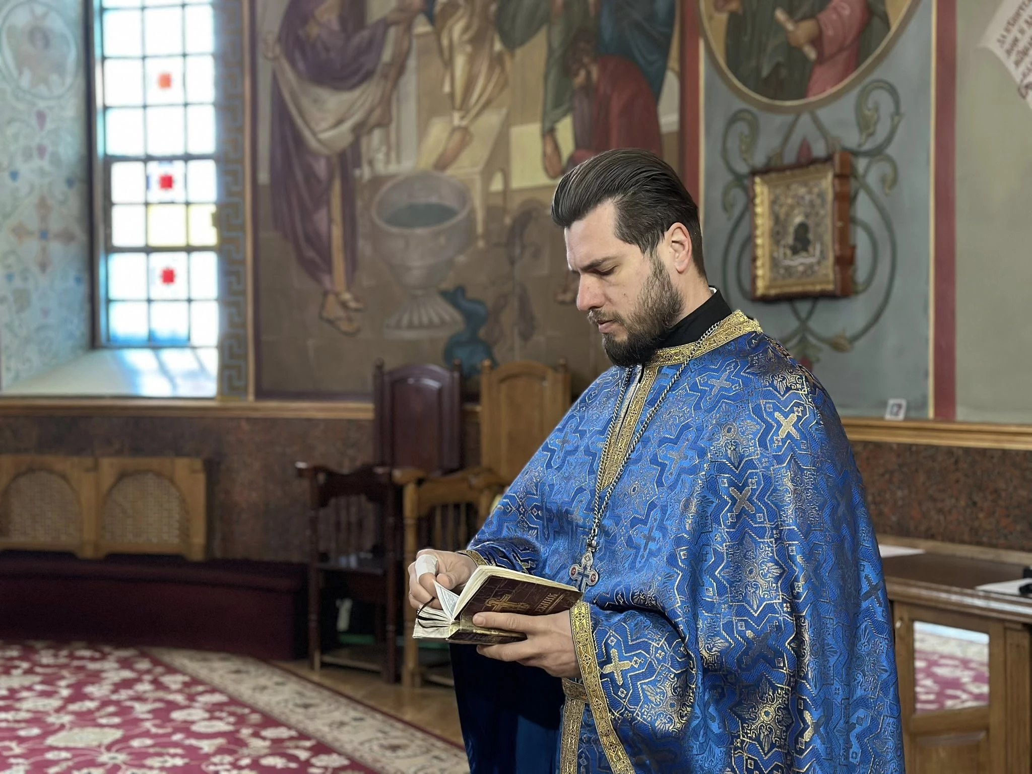 У Свято-Михайлівському гарнізонному соборі освячували свічки з нагоди Стрітення. Фото