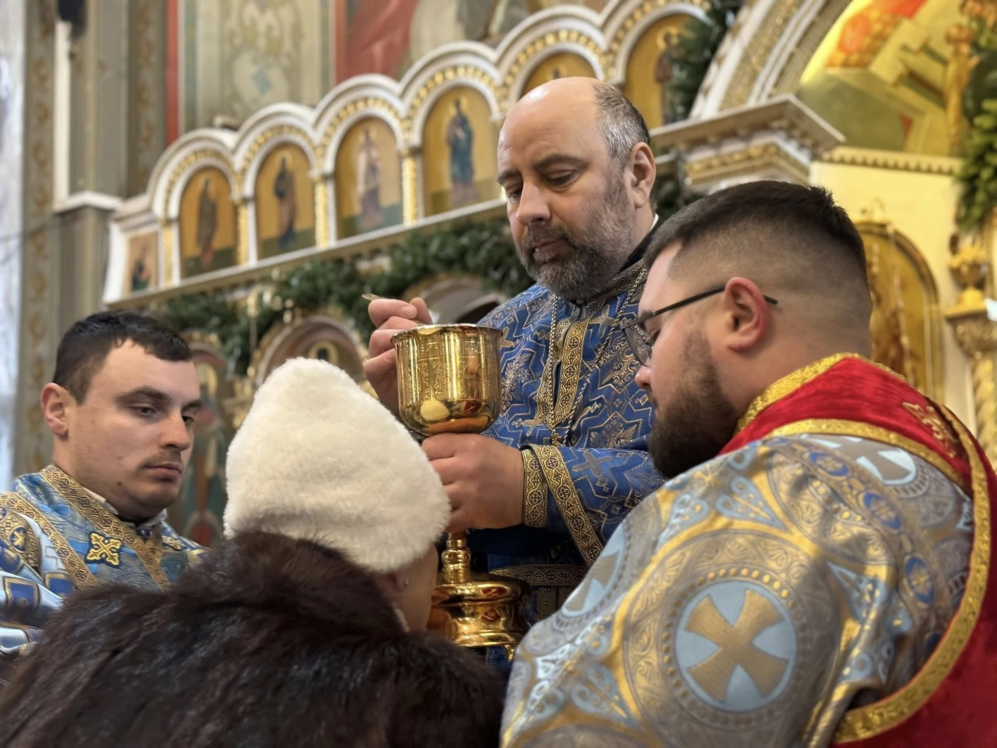 У Свято-Михайлівському гарнізонному соборі освячували свічки з нагоди Стрітення. Фото