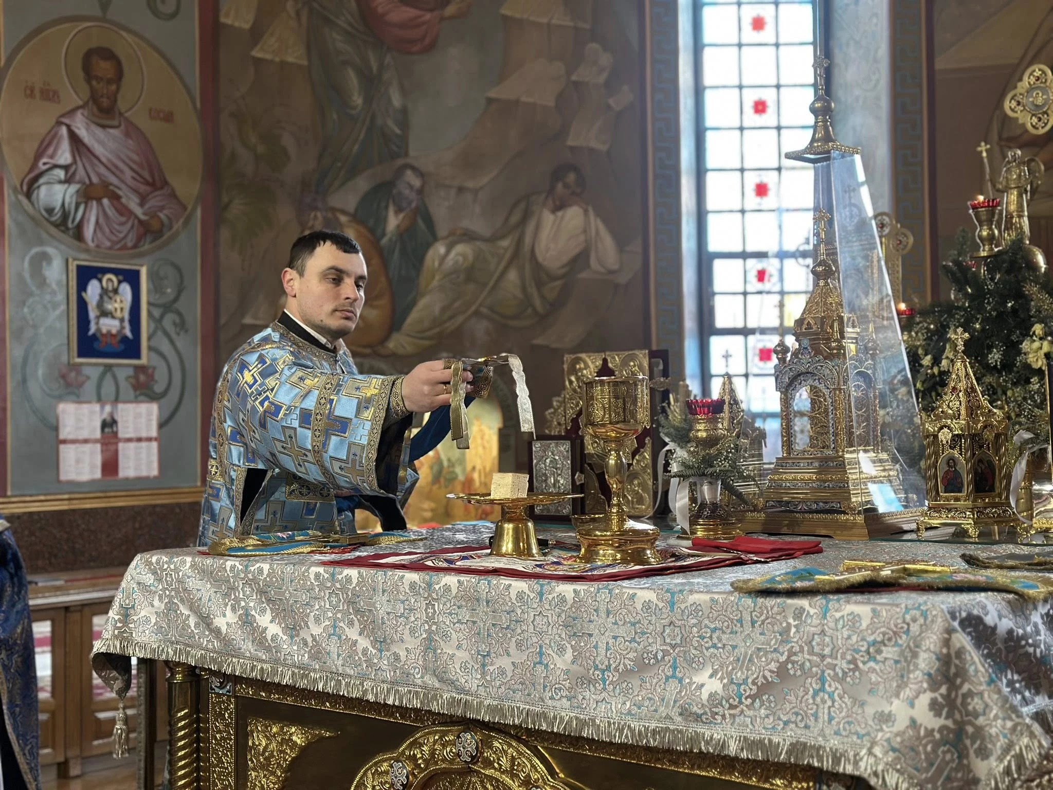 У Свято-Михайлівському гарнізонному соборі освячували свічки з нагоди Стрітення. Фото