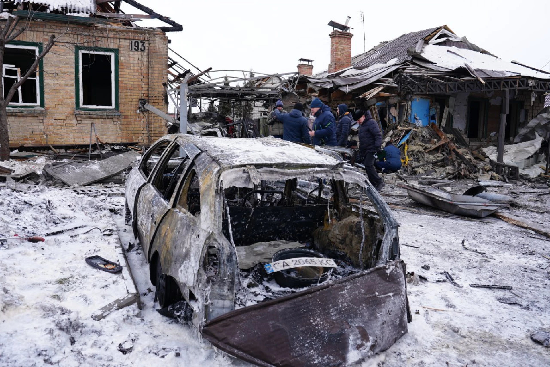 У Черкасах поліцейські працюють на місці дронової атаки РФ