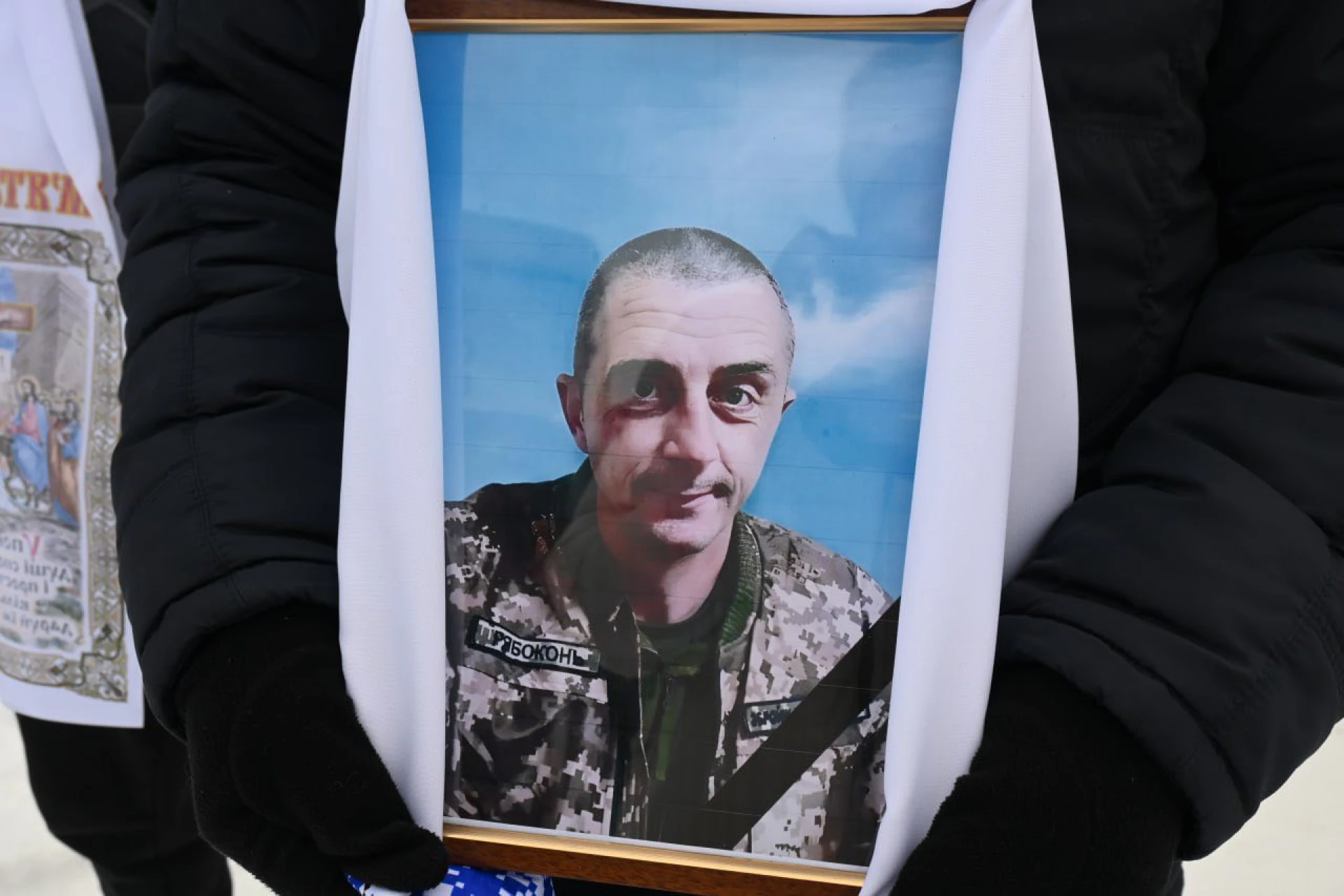 Працював водієм зерновоза. У Чигирині прощалися з ветераном, якого Росія вбила під час обстрілу одеського порту