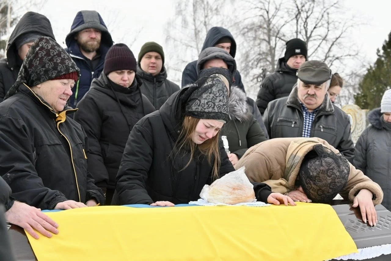 Працював водієм зерновоза. У Чигирині прощалися з ветераном, якого Росія вбила під час обстрілу одеського порту