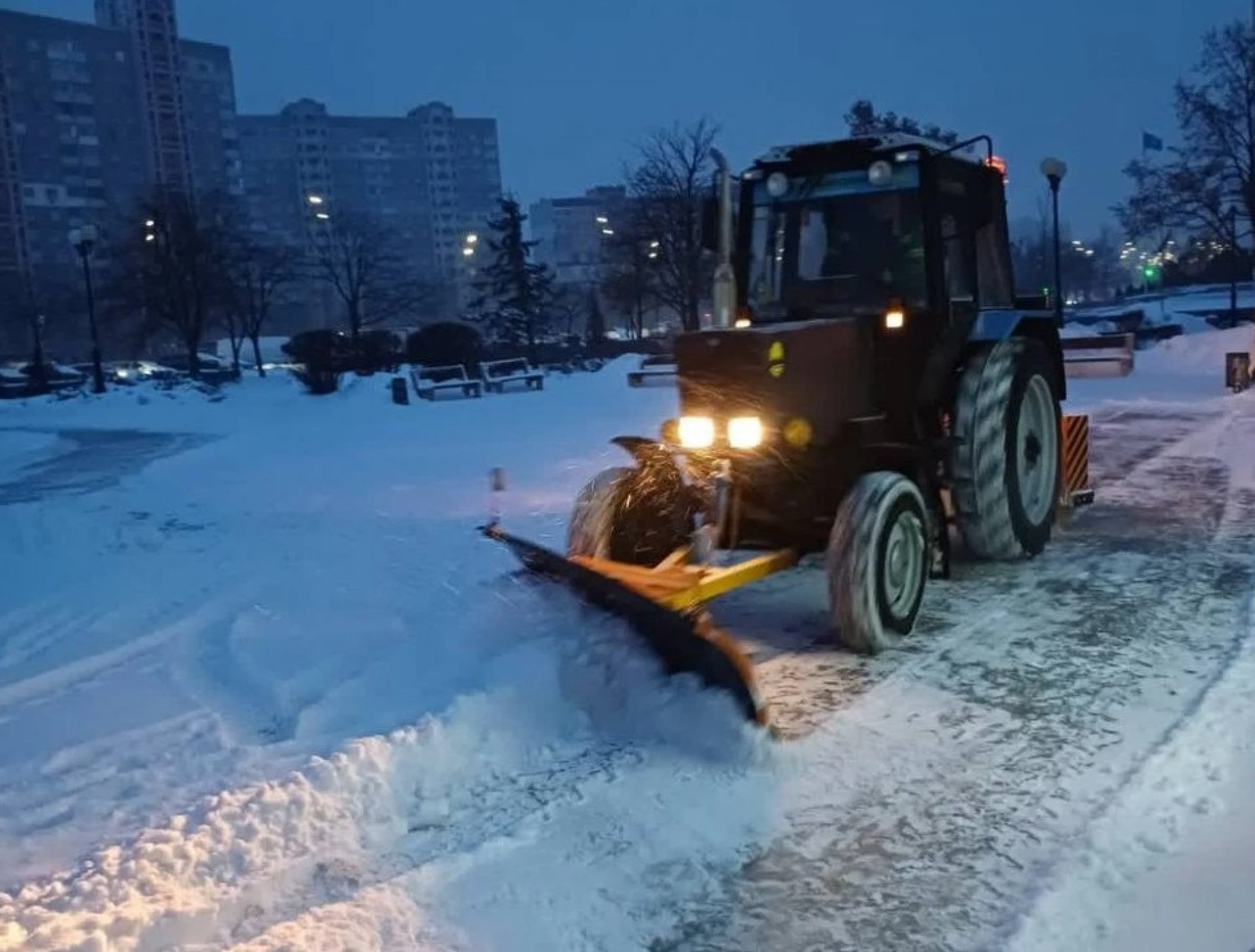 Сніг у столиці: 258 одиниць спецтехніки «Київавтодору» з ночі працюють на вулицях міста