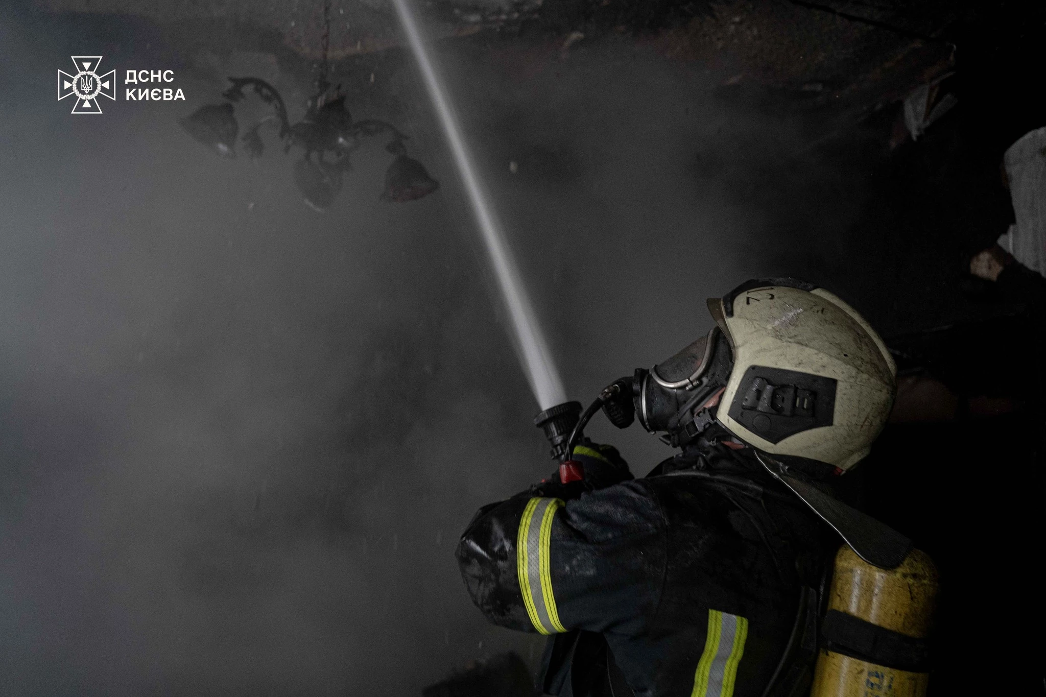 На Хрещатику горів готель: евакуювали 57 людей