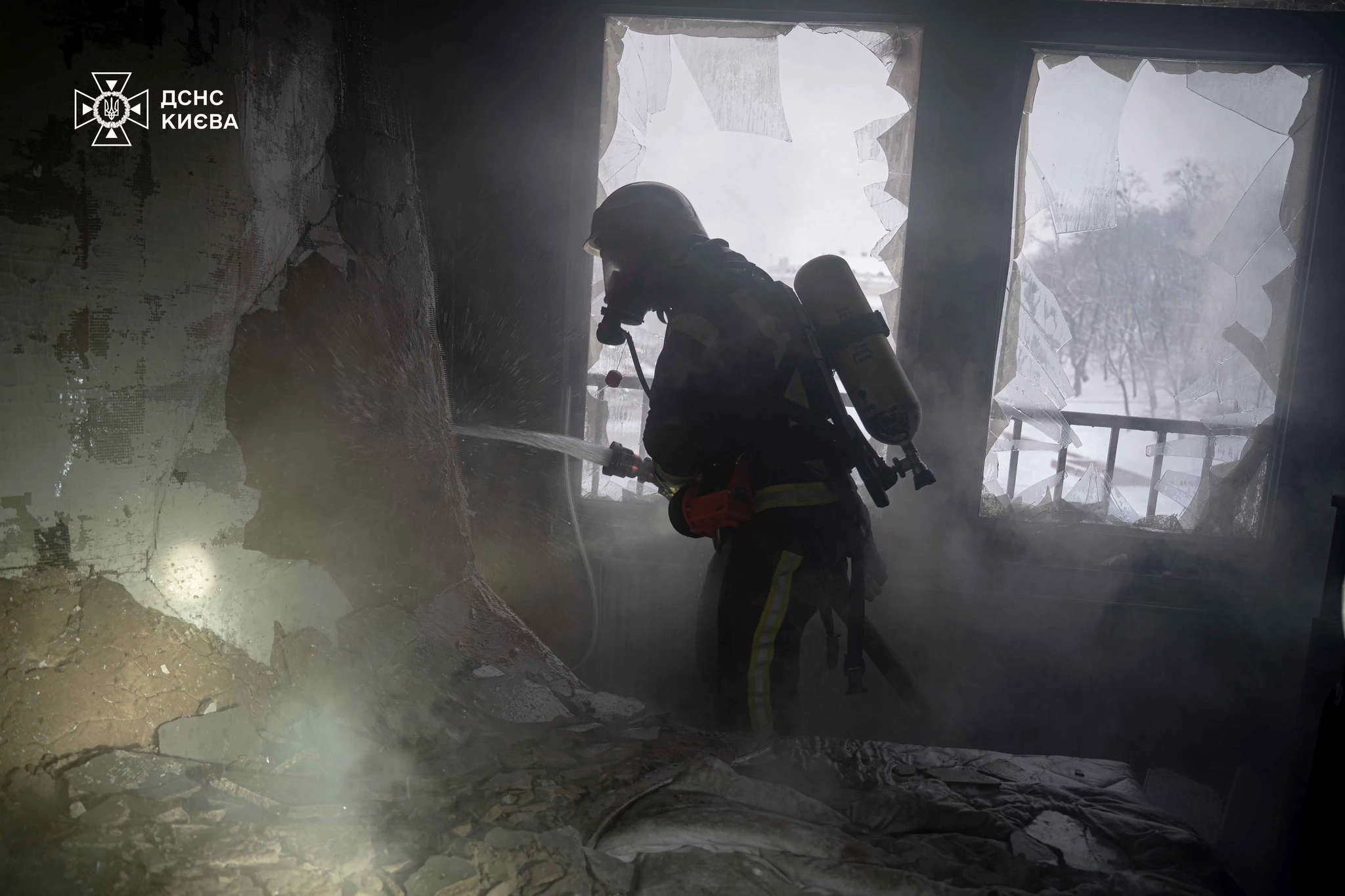 На Хрещатику горів готель: евакуювали 57 людей