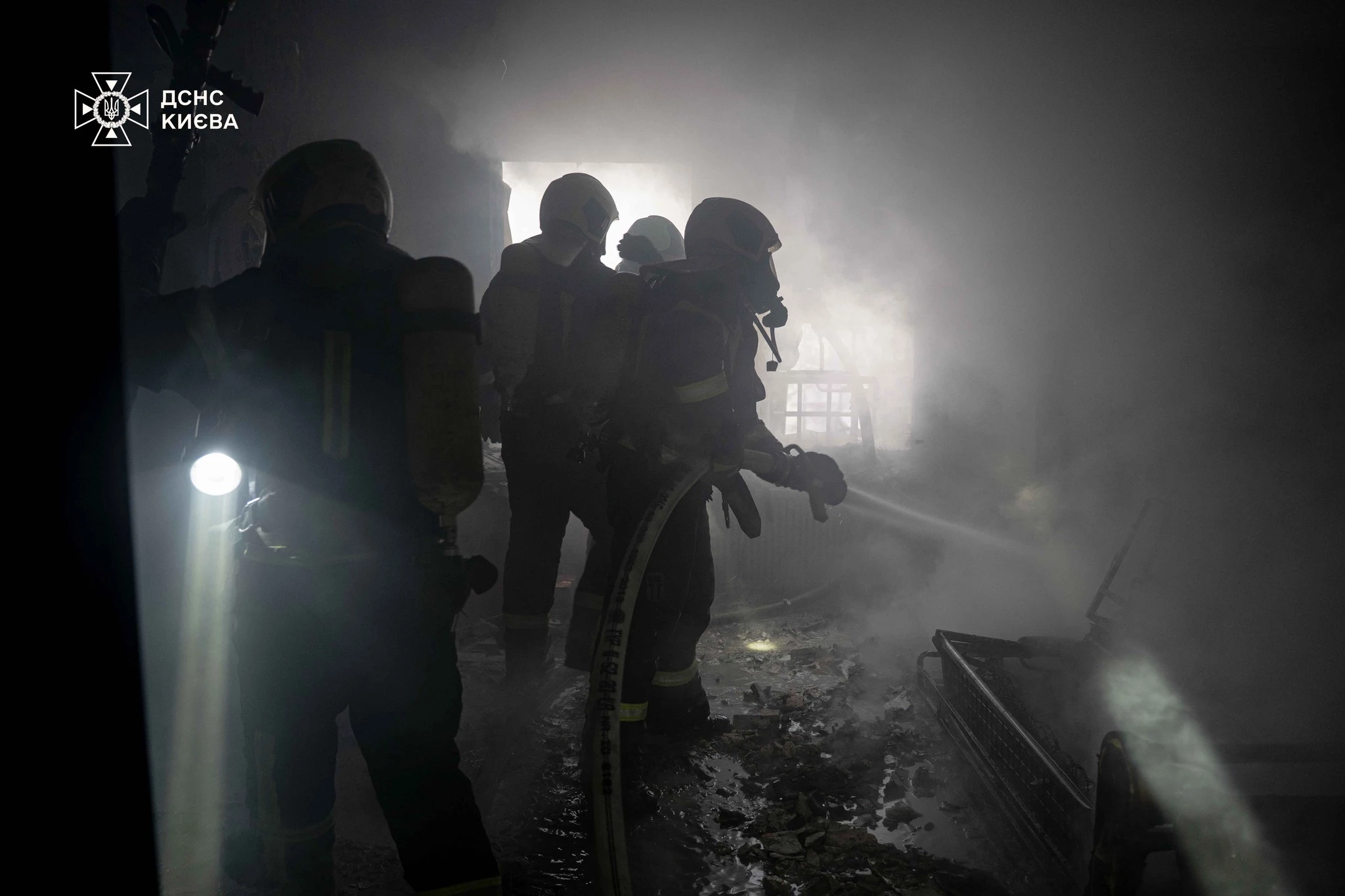 На Хрещатику горів готель: евакуювали 57 людей