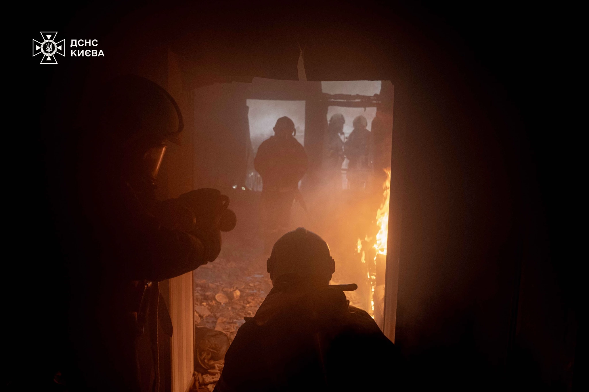 На Хрещатику горів готель: евакуювали 57 людей