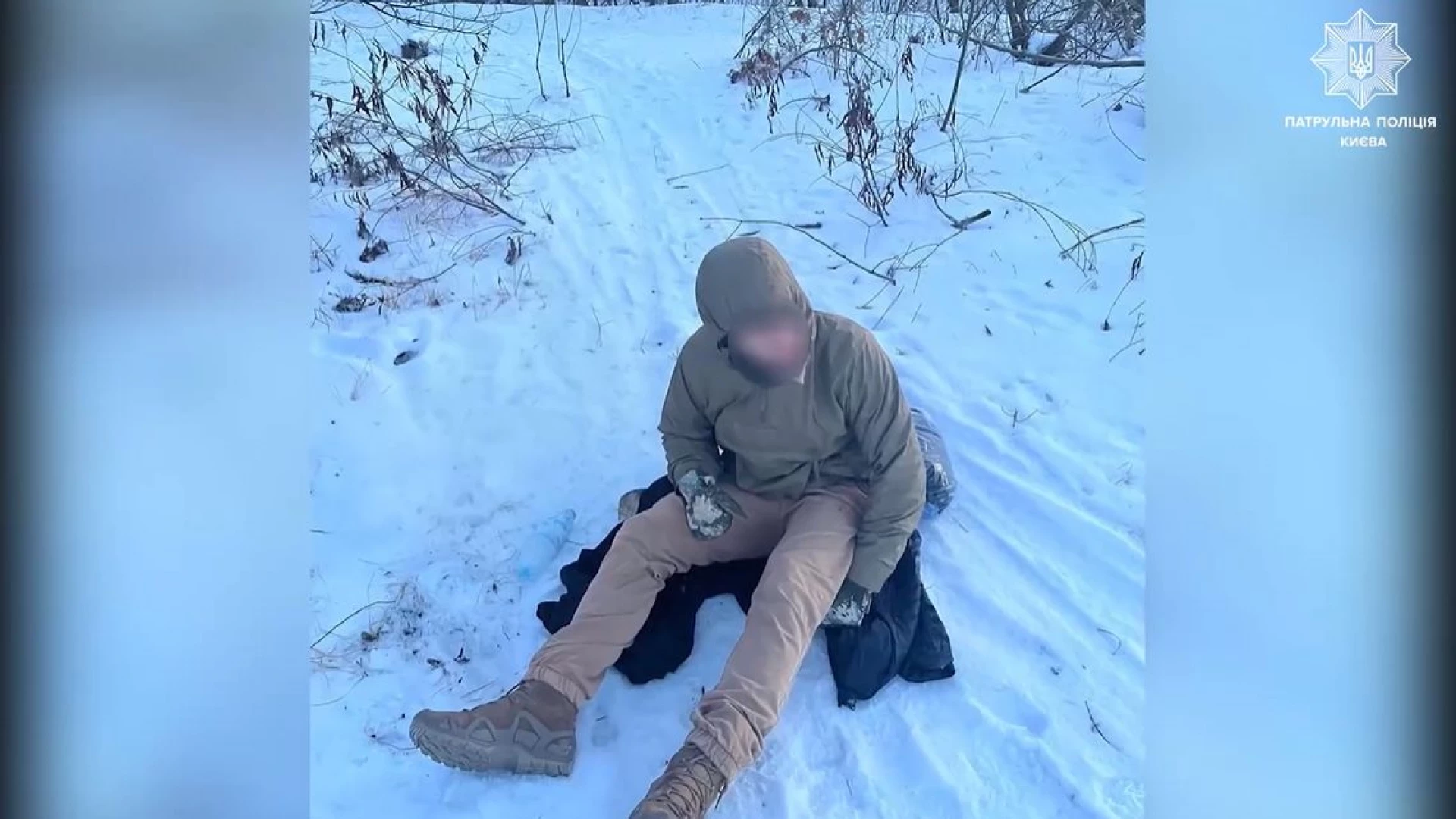 У Києві патрульні врятували чоловіка з переохолодженням, який заблукав в парку