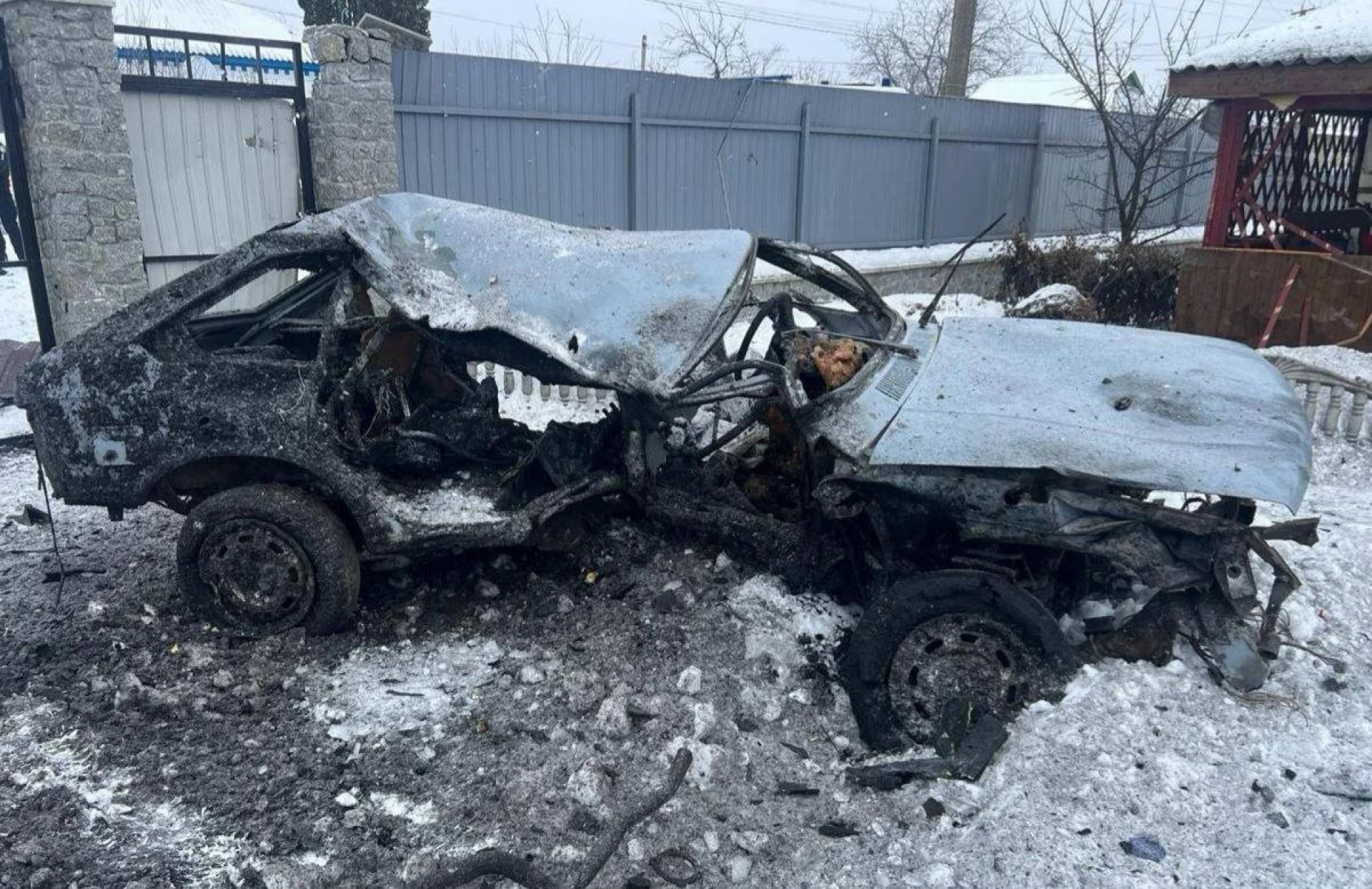 Уламки дрона пошкодили будинки і знищили автомобілі в Уманському районі