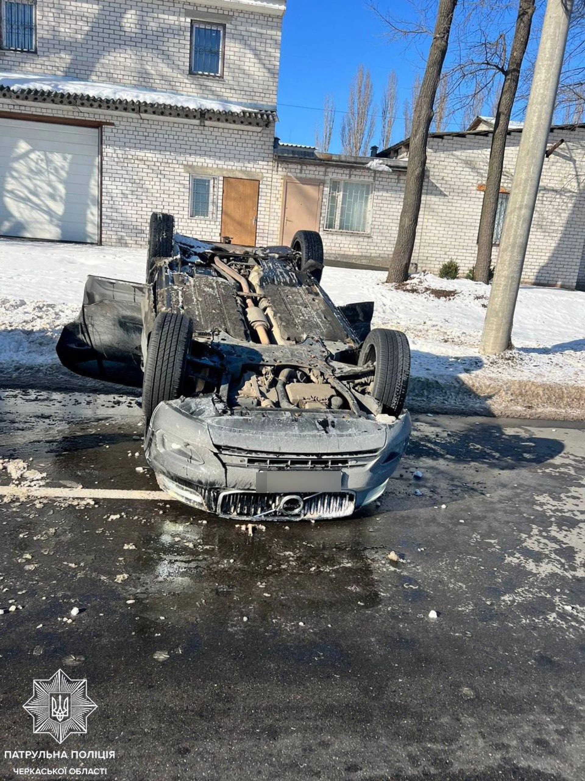 Автомобіль перекинувся на дах внаслідок ДТП у Черкасах