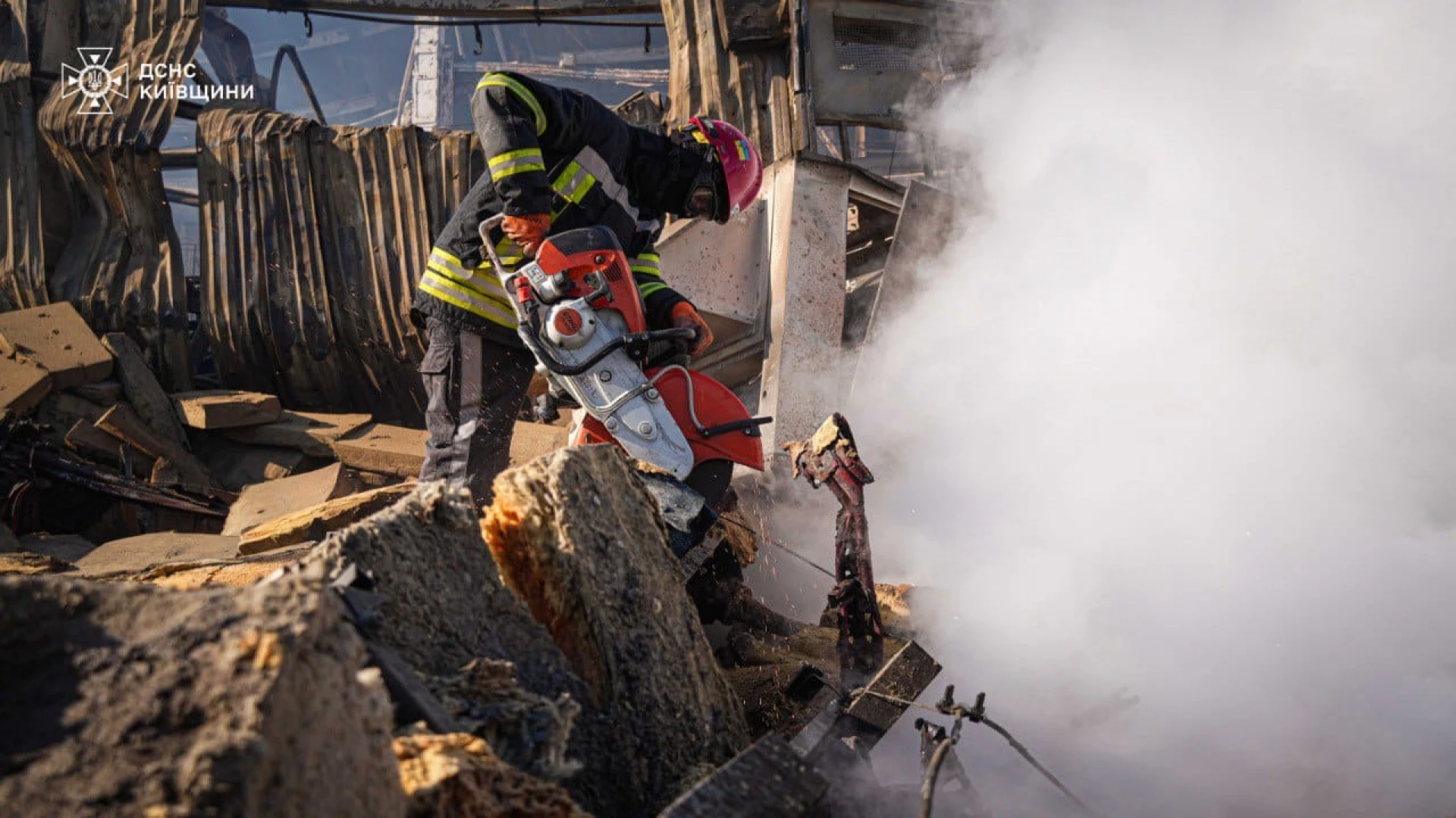 На Київщині п’яту добу ліквідовують наслідки ворожого обстрілу промислового підприємства