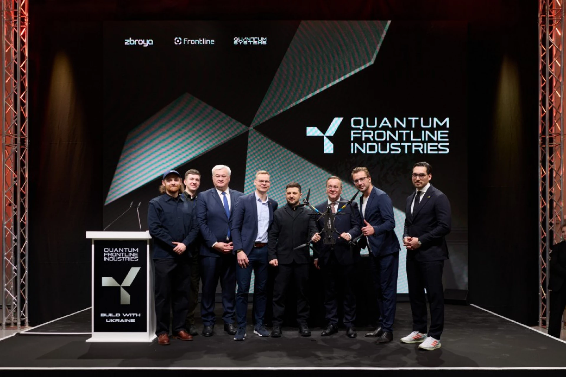 У Мюнхені Президент зустрівся з керівництвом і працівниками першого спільного українсько-німецького підприємства з виробництва дронів