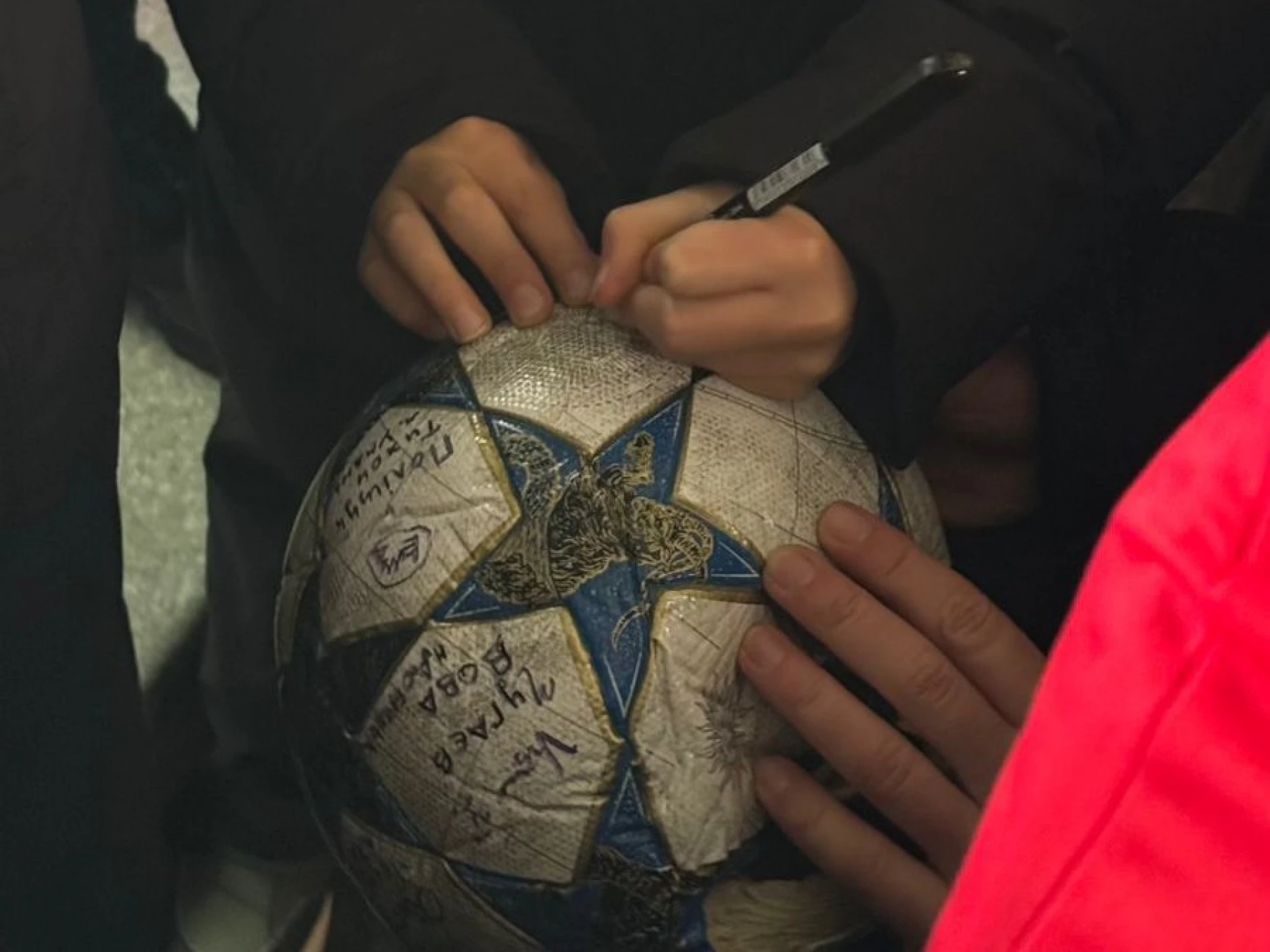 Символ незламності: юні футболісти київського «Локомотиву» передали Президенту ФІФА м’яч, пошкоджений обстрілом