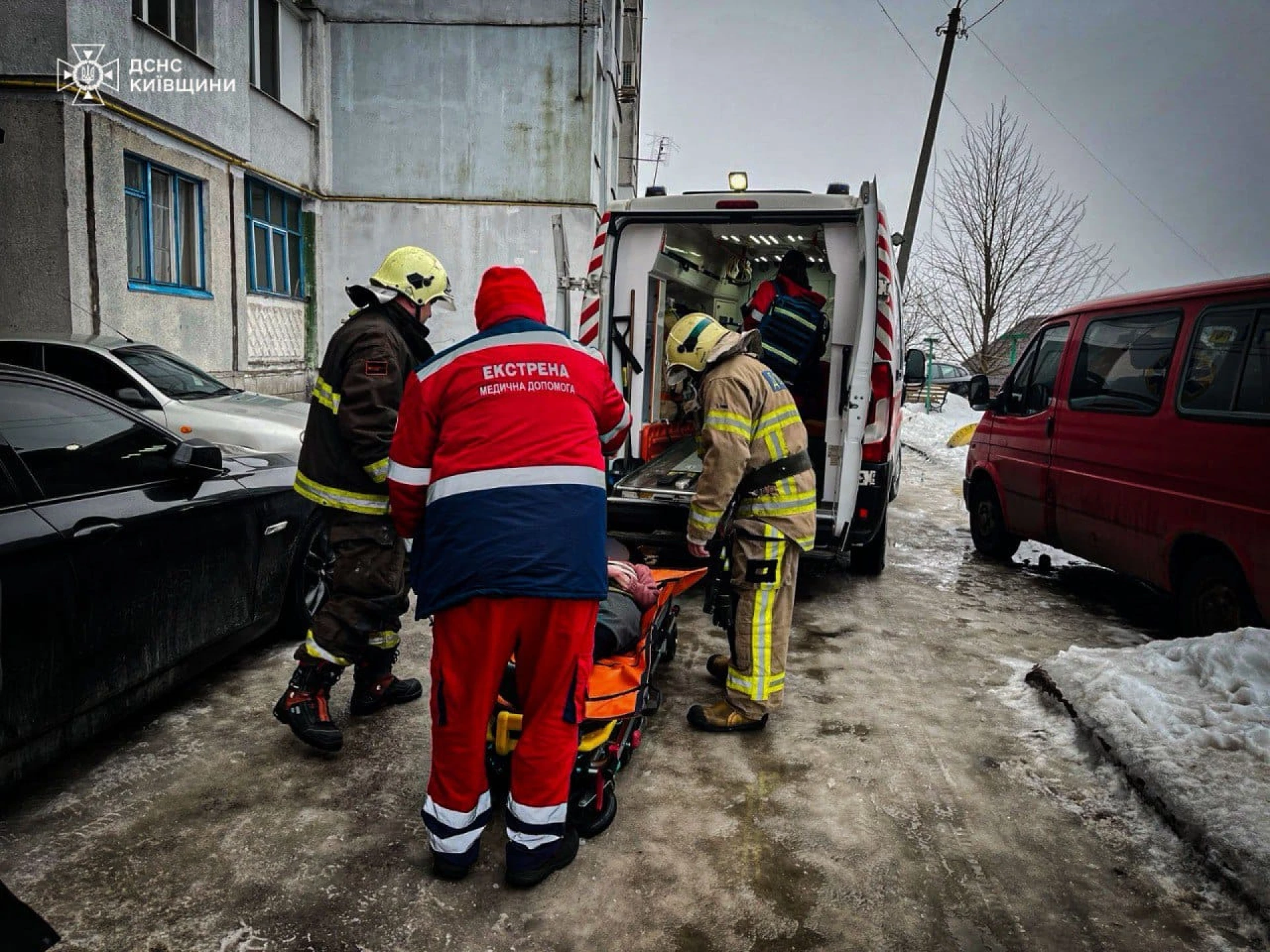 Рятувальники Київщини надали допомогу працівникам екстреної медичної допомоги у транспортуванні хворих