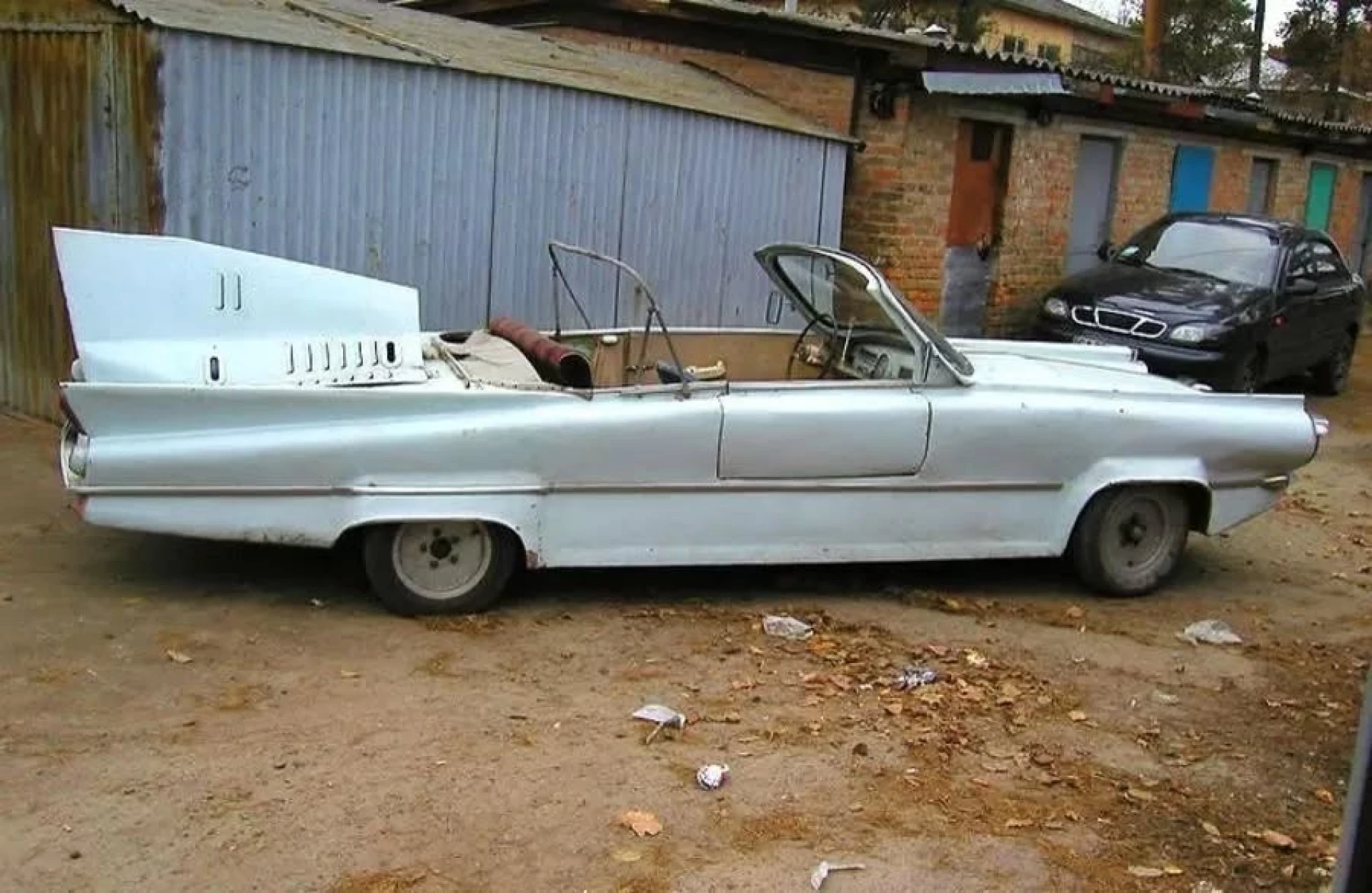 Колеса від вертольота: незвичайний автомобіль виявили поблизу Черкас. Фото