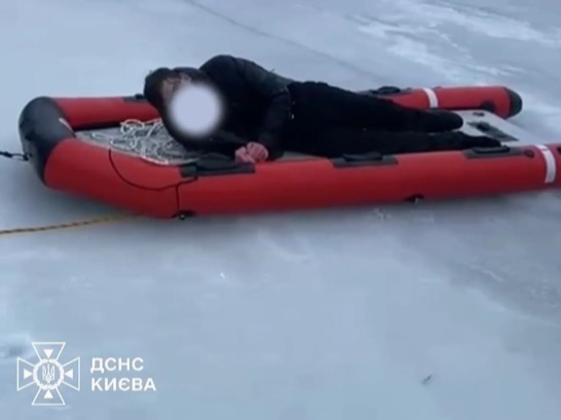 Провалилися під лід у Києві: одного підлітка врятували, другого досі шукають