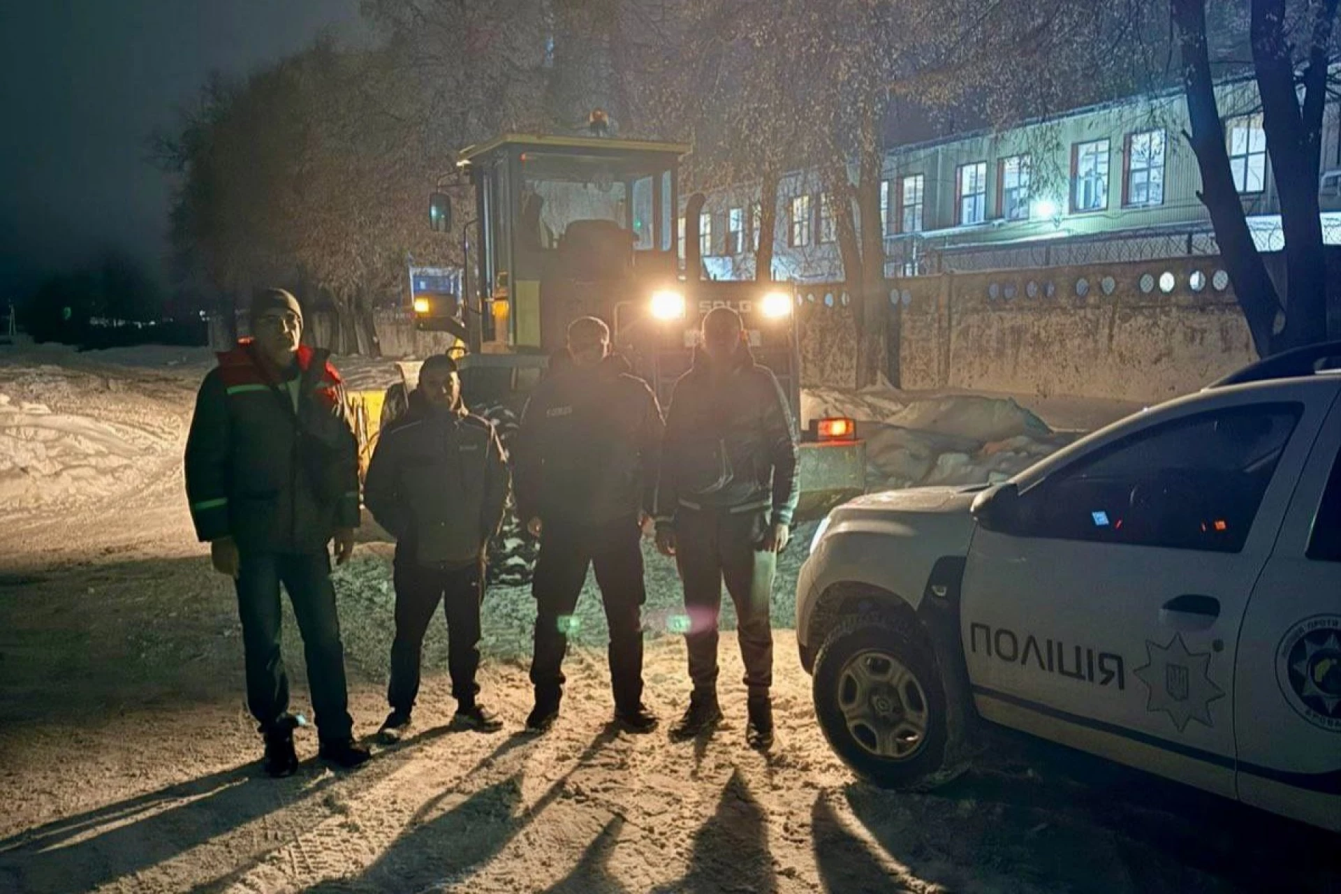 Поліцейські Київщини допомогли витягти вантажівки із снігових заметів