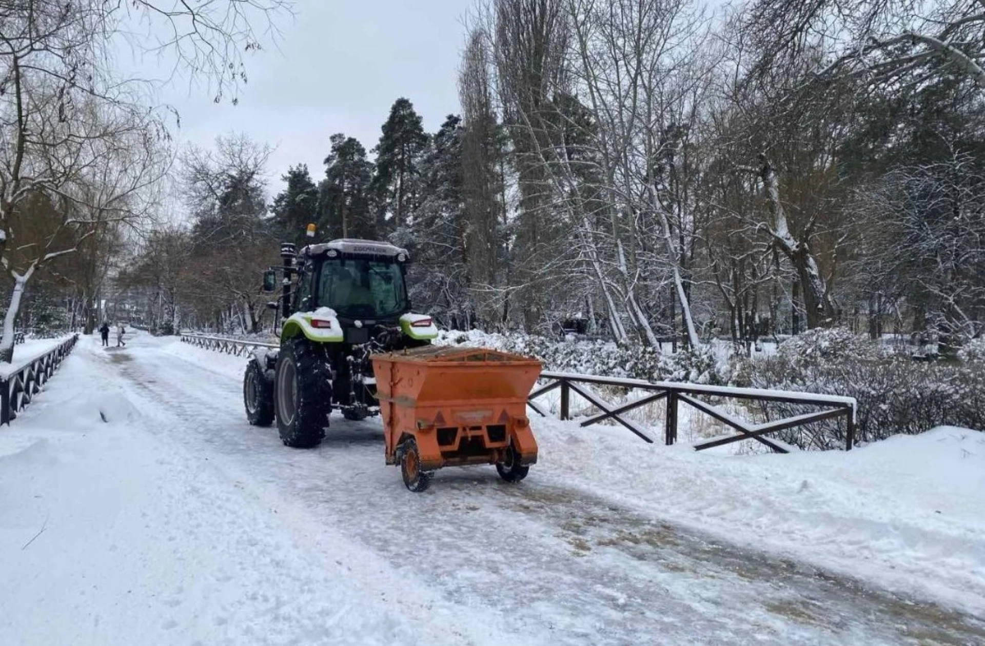 Київ другий день потерпає від заторів, мешканців столиці закликають не виходити на вулицю без необхідності