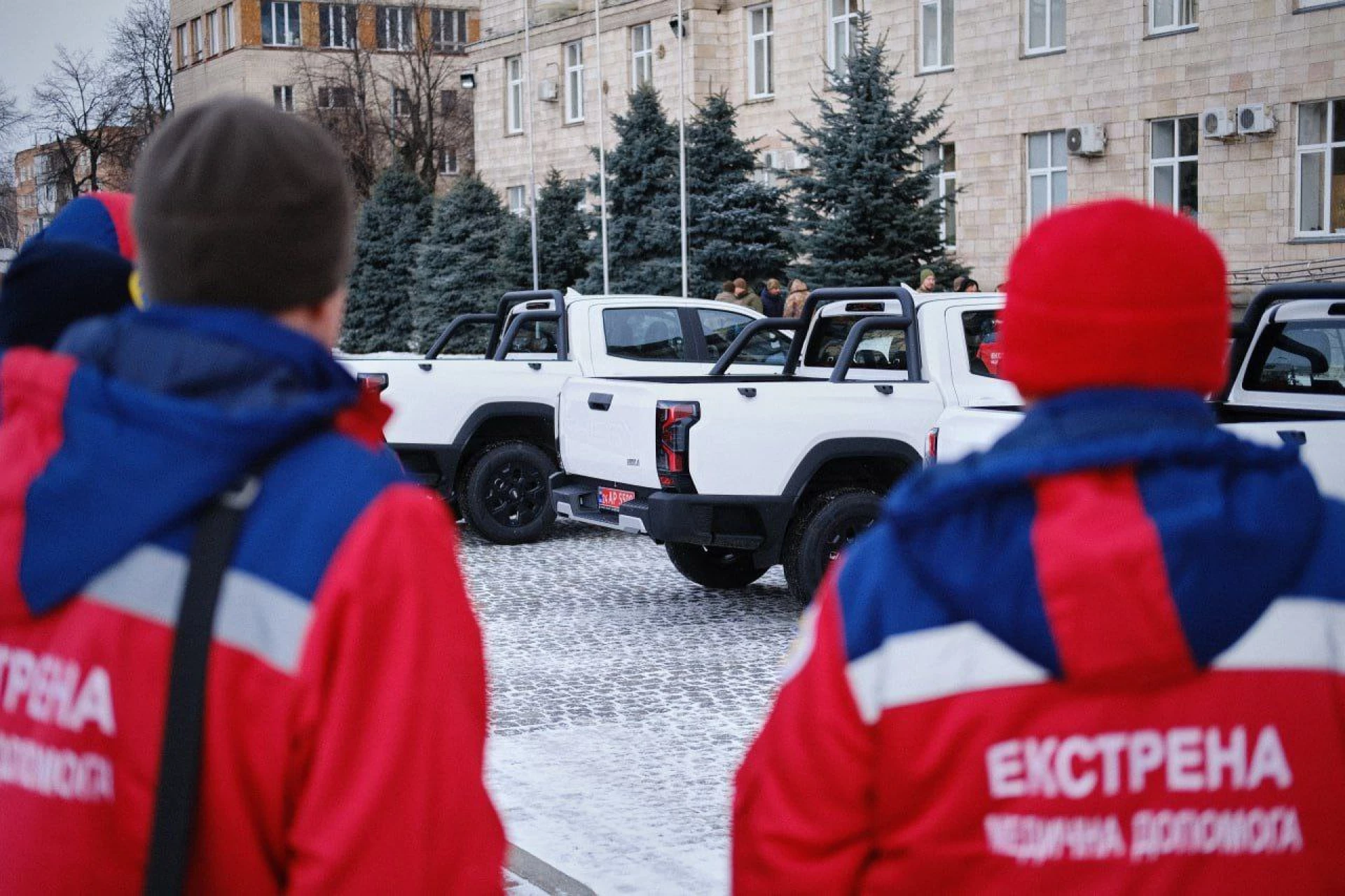 У Черкасах працівники екстренки «скинулися» преміями і купили автівки для військових. Фото