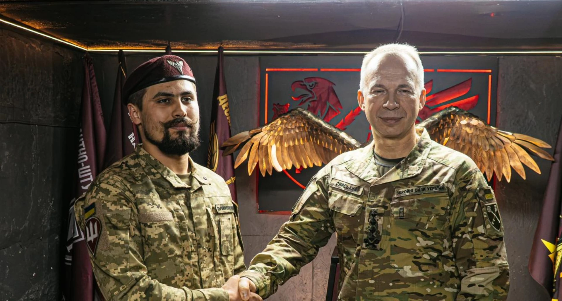 Сирський нагородив «Срібним хрестом» десантника з Черкас