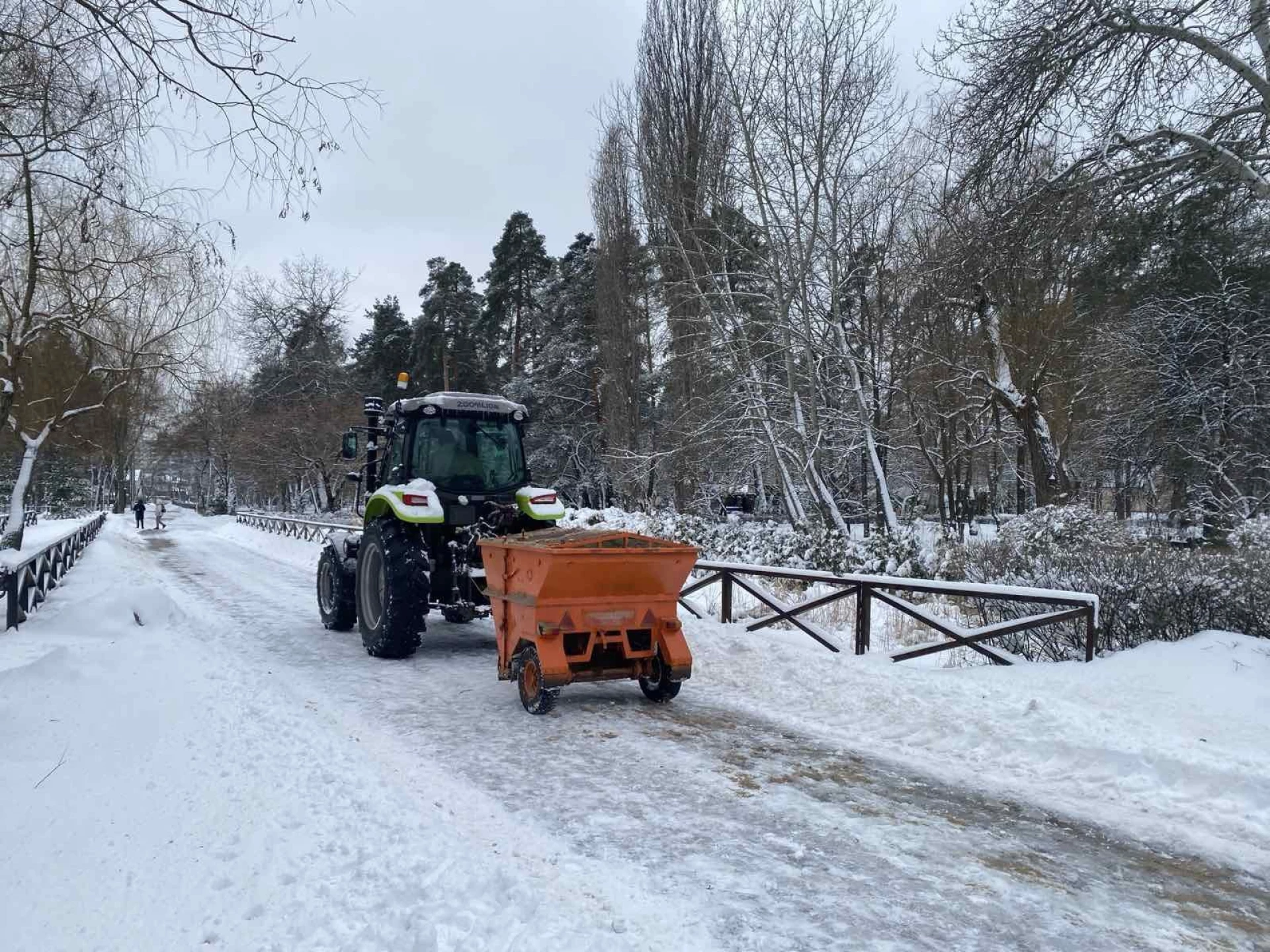 У Києві розпочали превентивну обробку доріг перед снігопадом