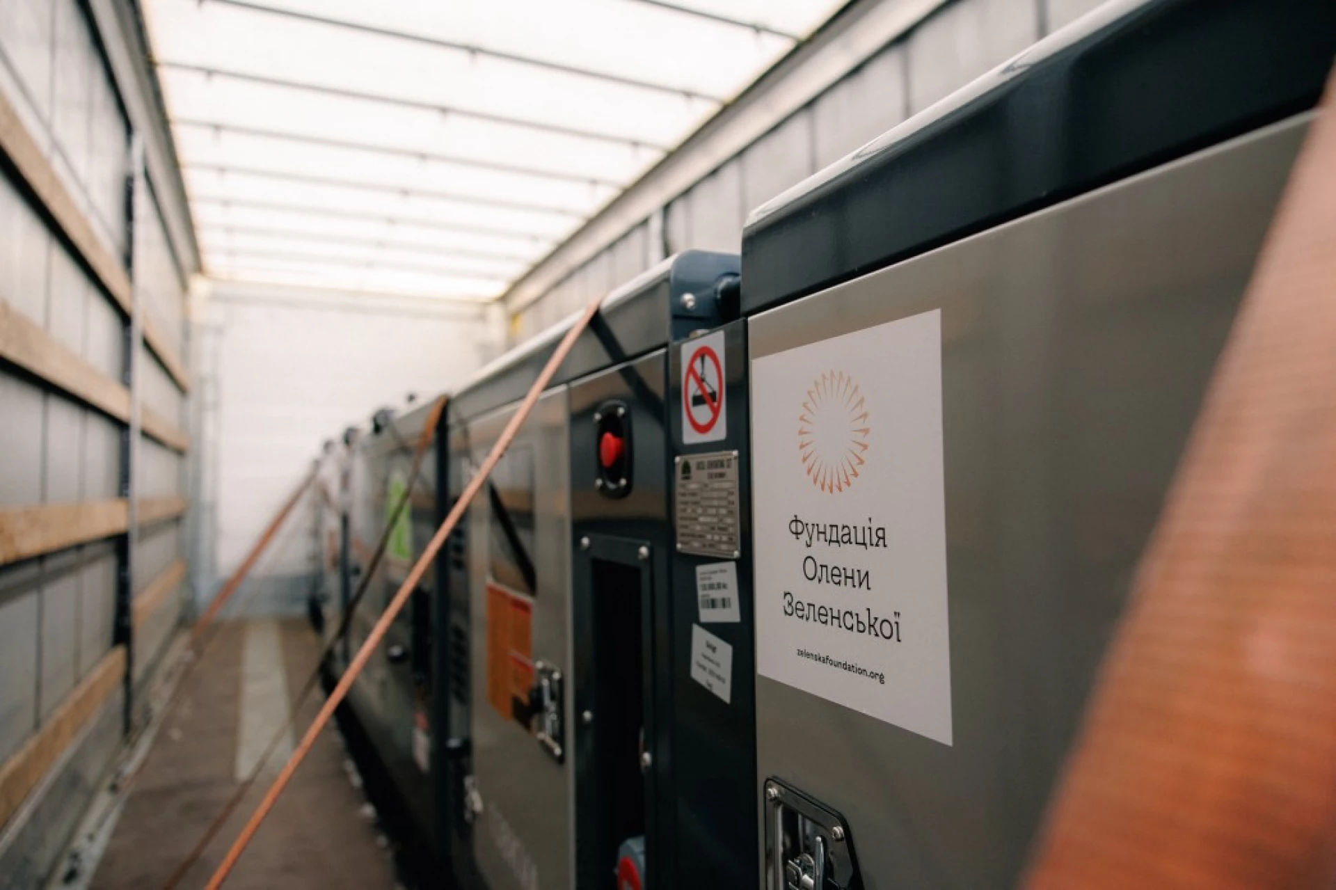 Фундація Олени Зеленської передала 28 генераторів для підтримки медичних, освітніх і соцзакладів та прийомних родин