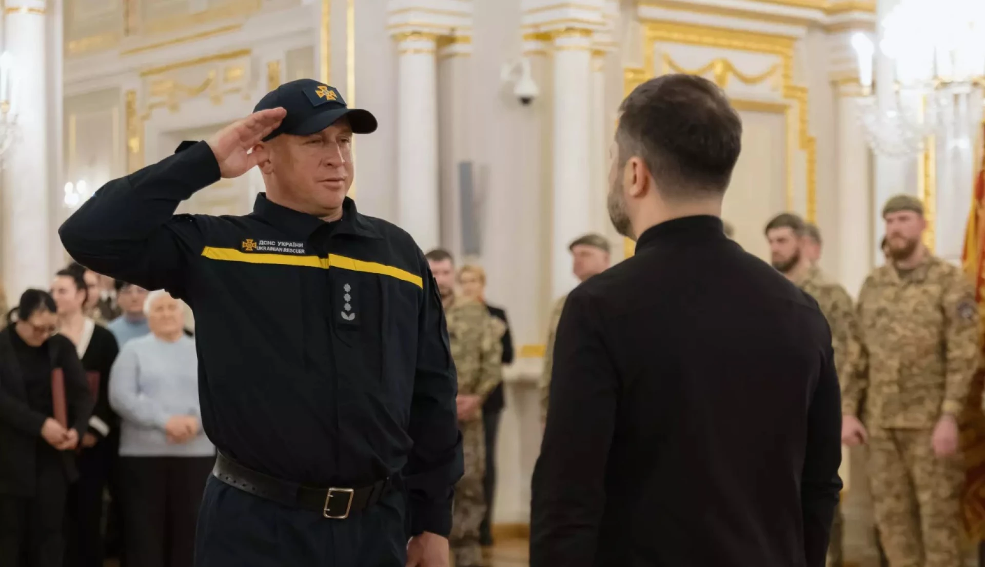 Президент Зеленський вручив ордени черкаським водолазам