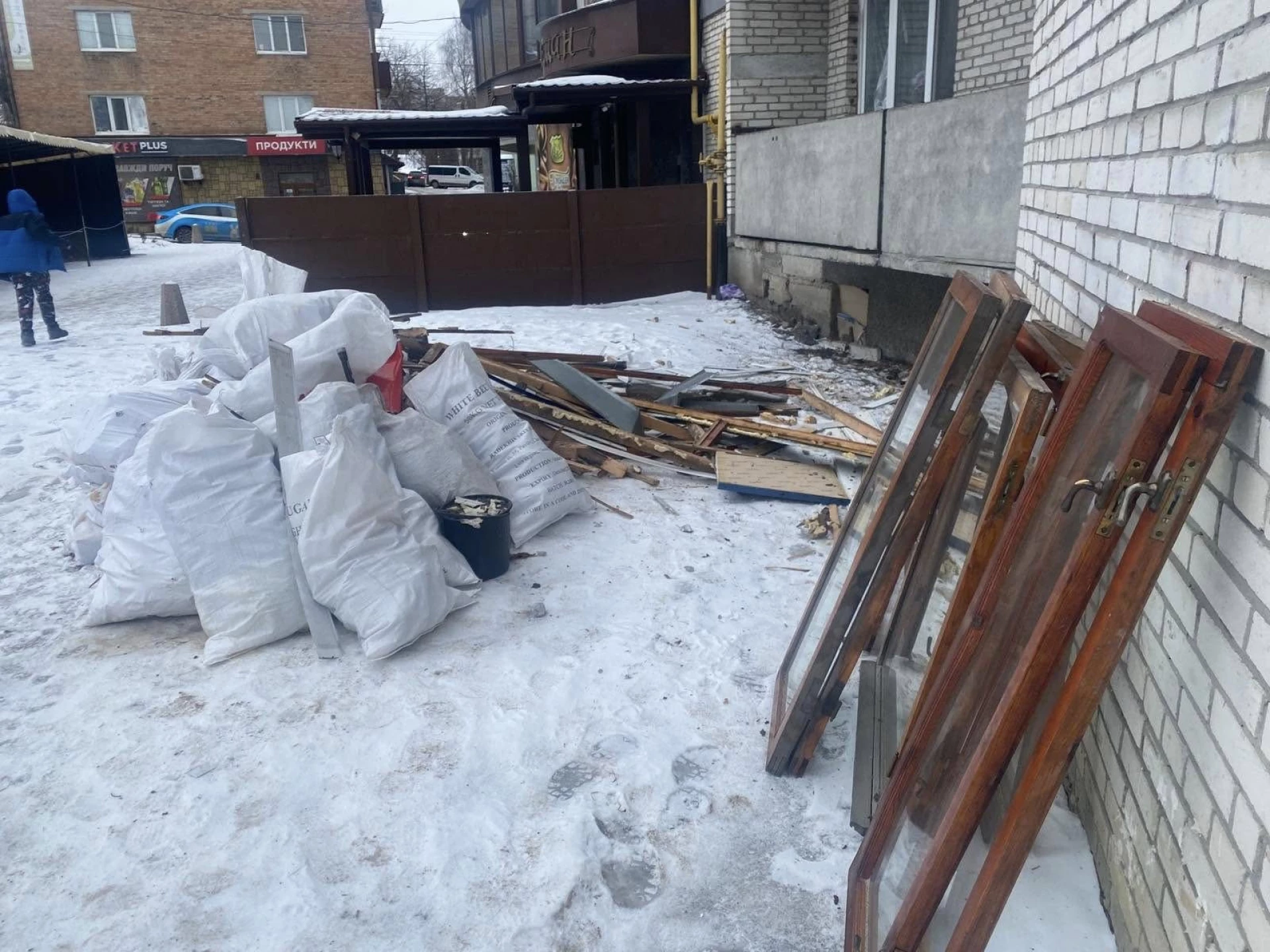 У Вінниці «спіймали» чоловіка, що складав вікна і будівельні відходи у дворі