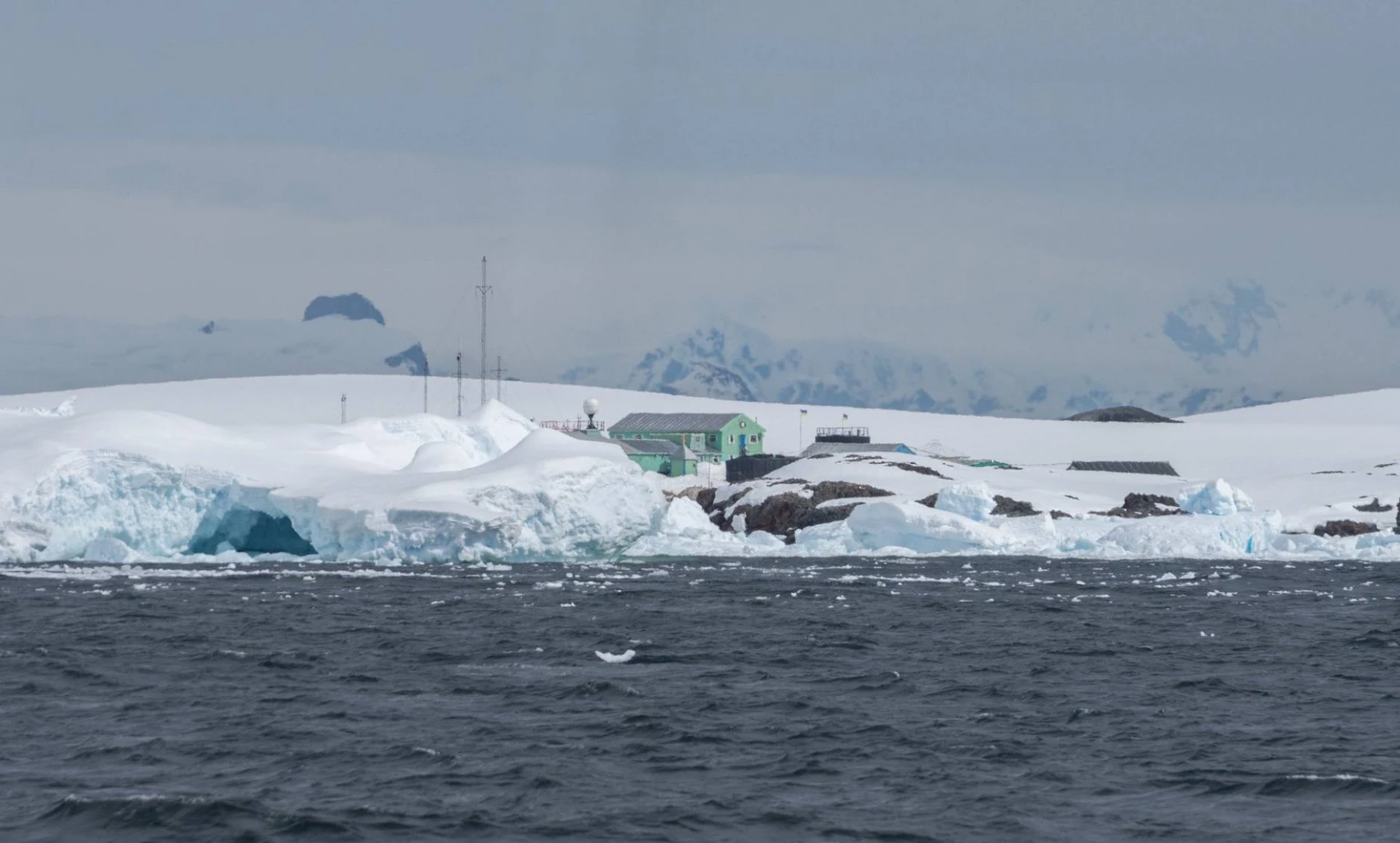 Киян запрошують на фотовиставку «Україна в Антарктиці: дослідження та незламність»