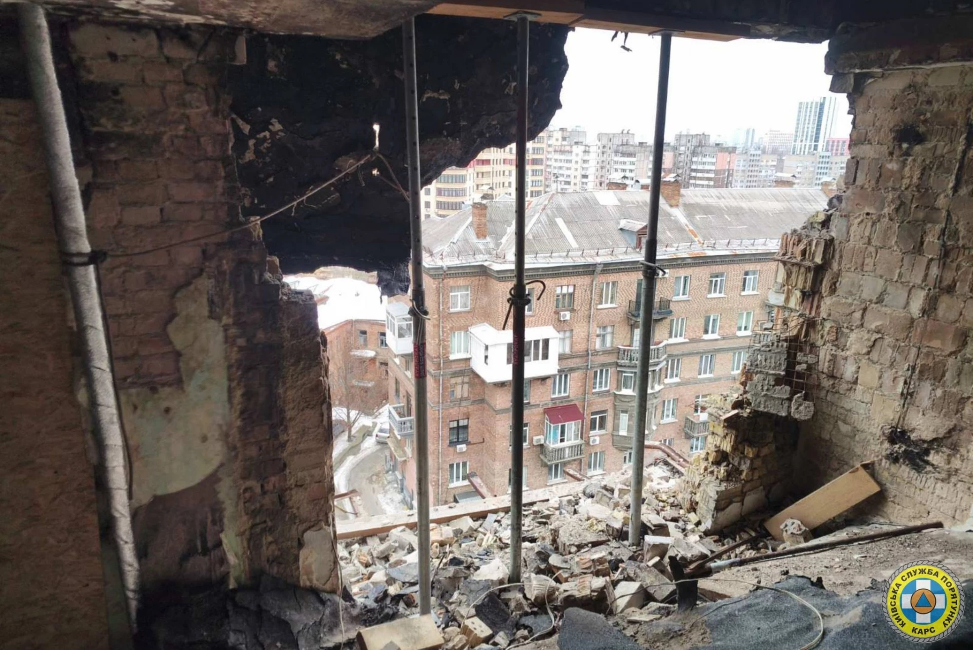 У столиці в постраждалому від обстрілу будинку провели аварійні роботи