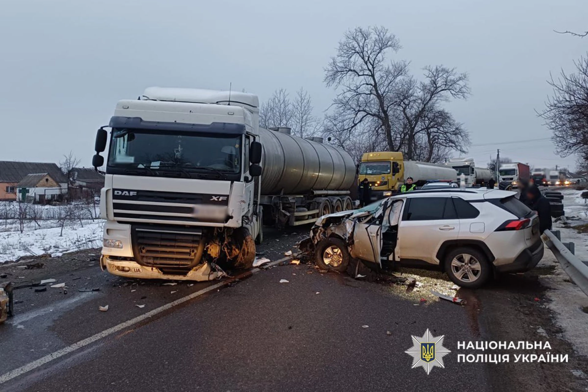 На Черкащині Toyota влетіла у вантажівку з цистерною