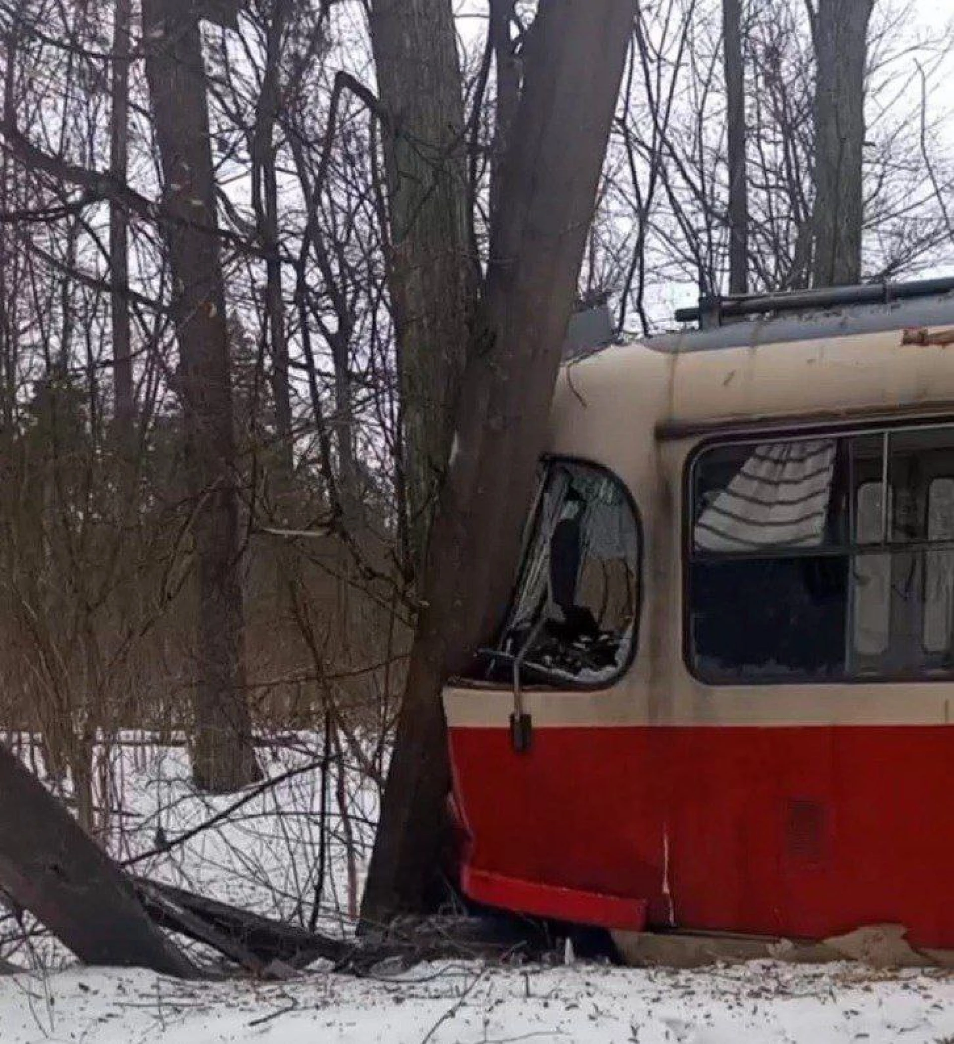 У Пущі Водиці трамвай зійшов з рейок