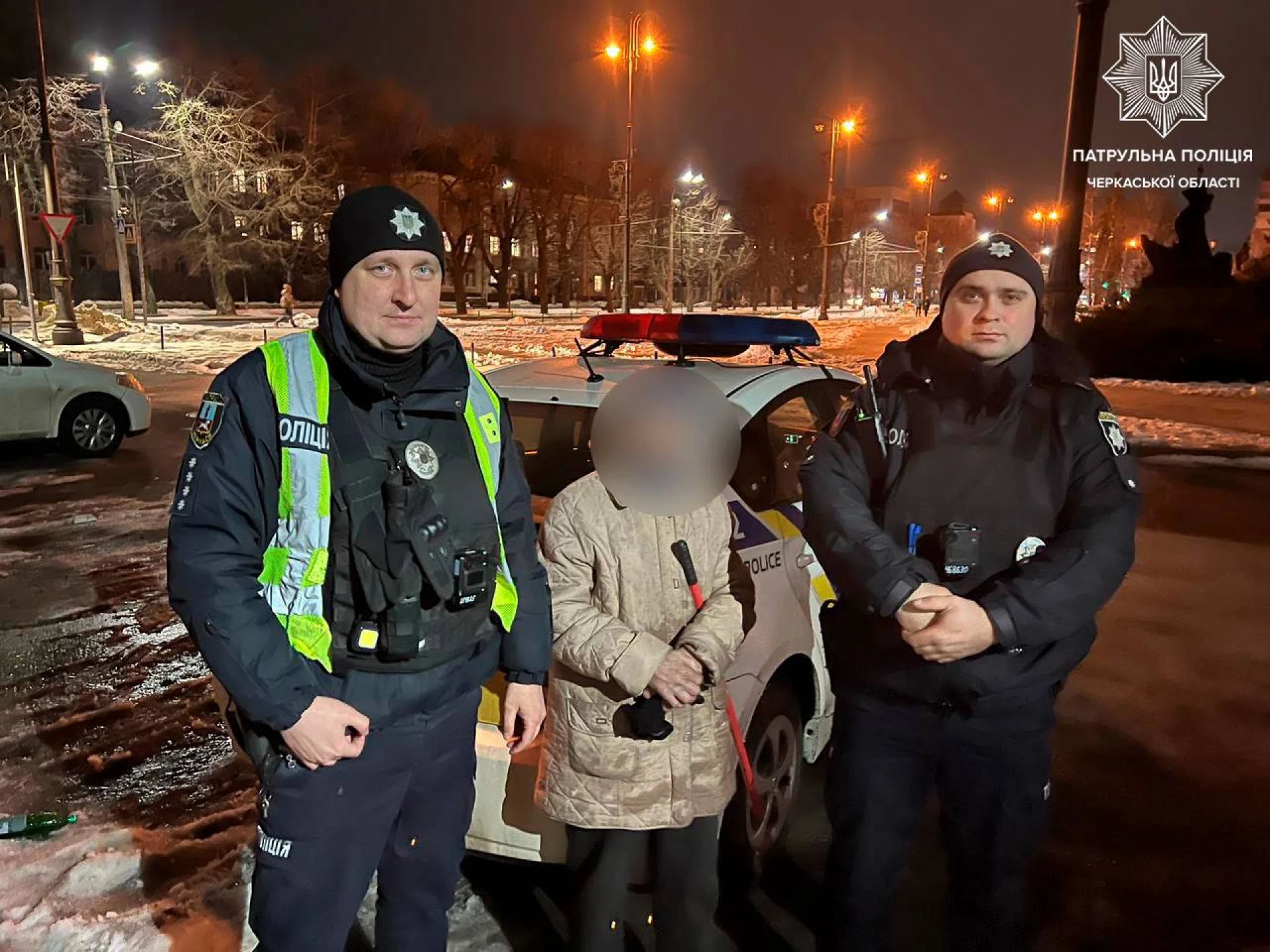 Черкаські патрульні допомогли повернутися додому бабусі, що заблукала