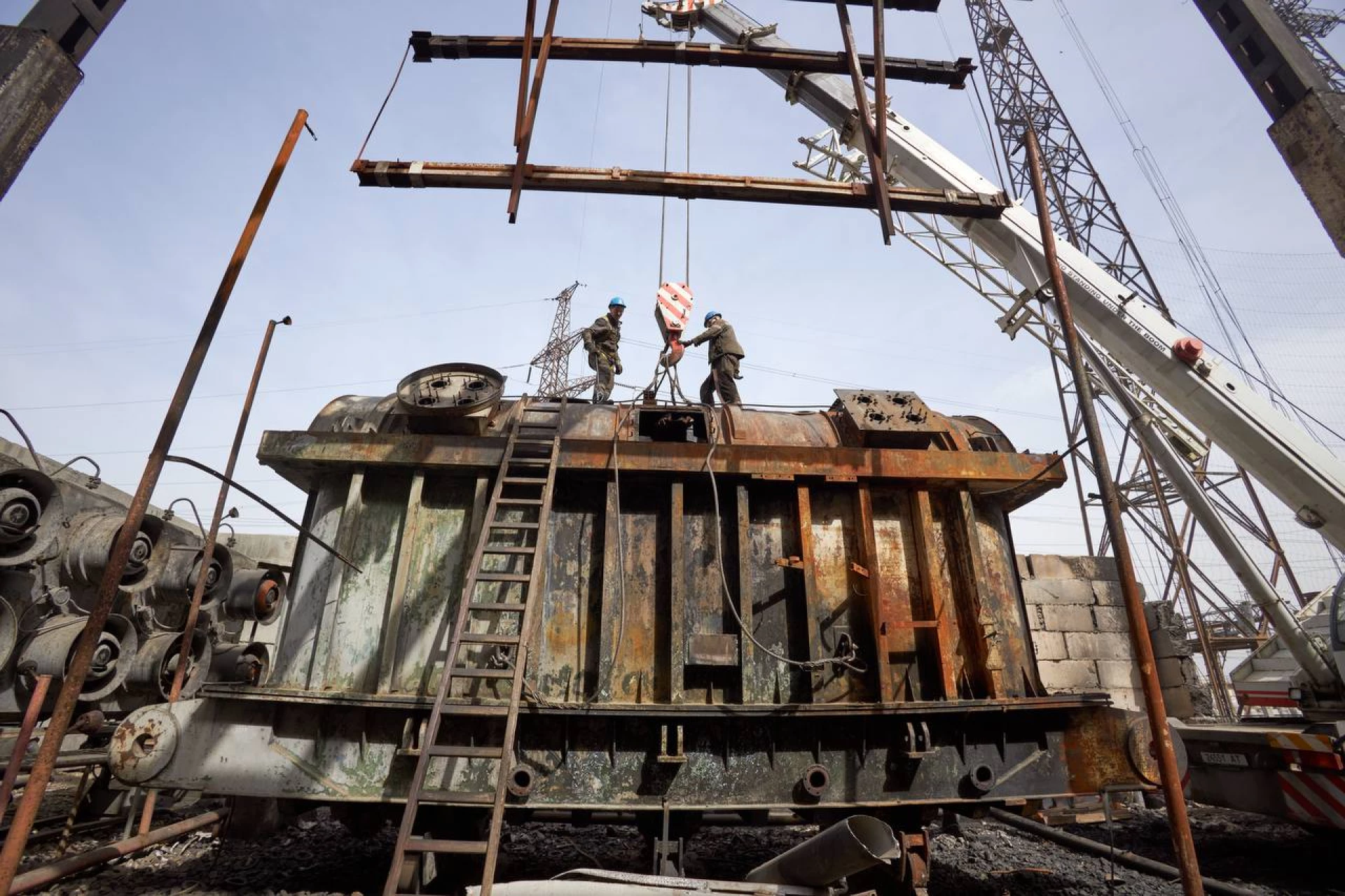 Працівники аварійно-ремонтних бригад почали отримувати виплати