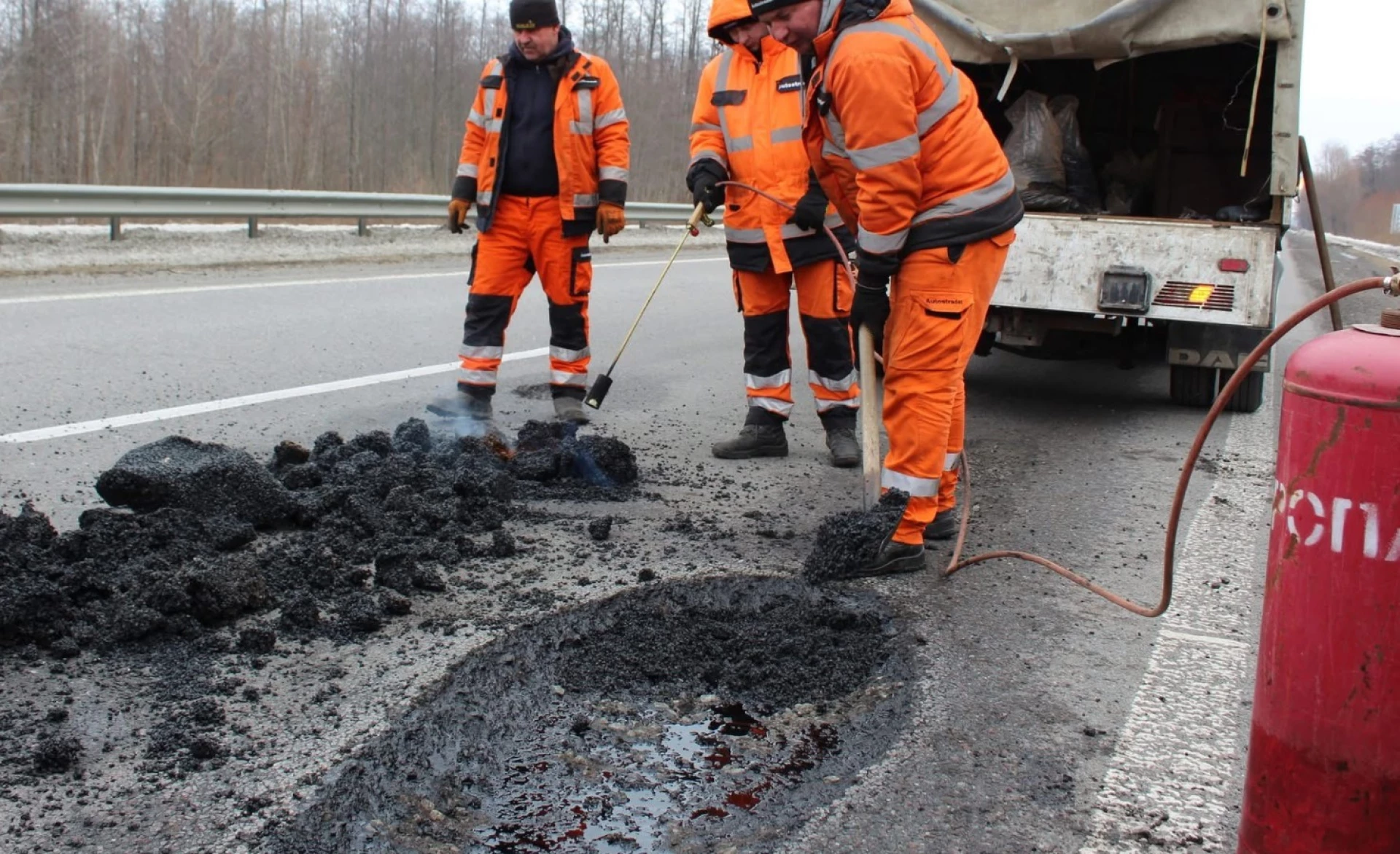 Ліквідують ями на двох міжнародних трасах, що проходять Черкаською областю