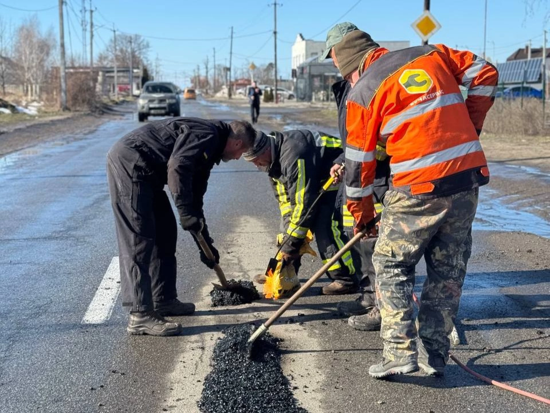 У Бучі стартували першочергові роботи з ліквідації аварійної ямковості