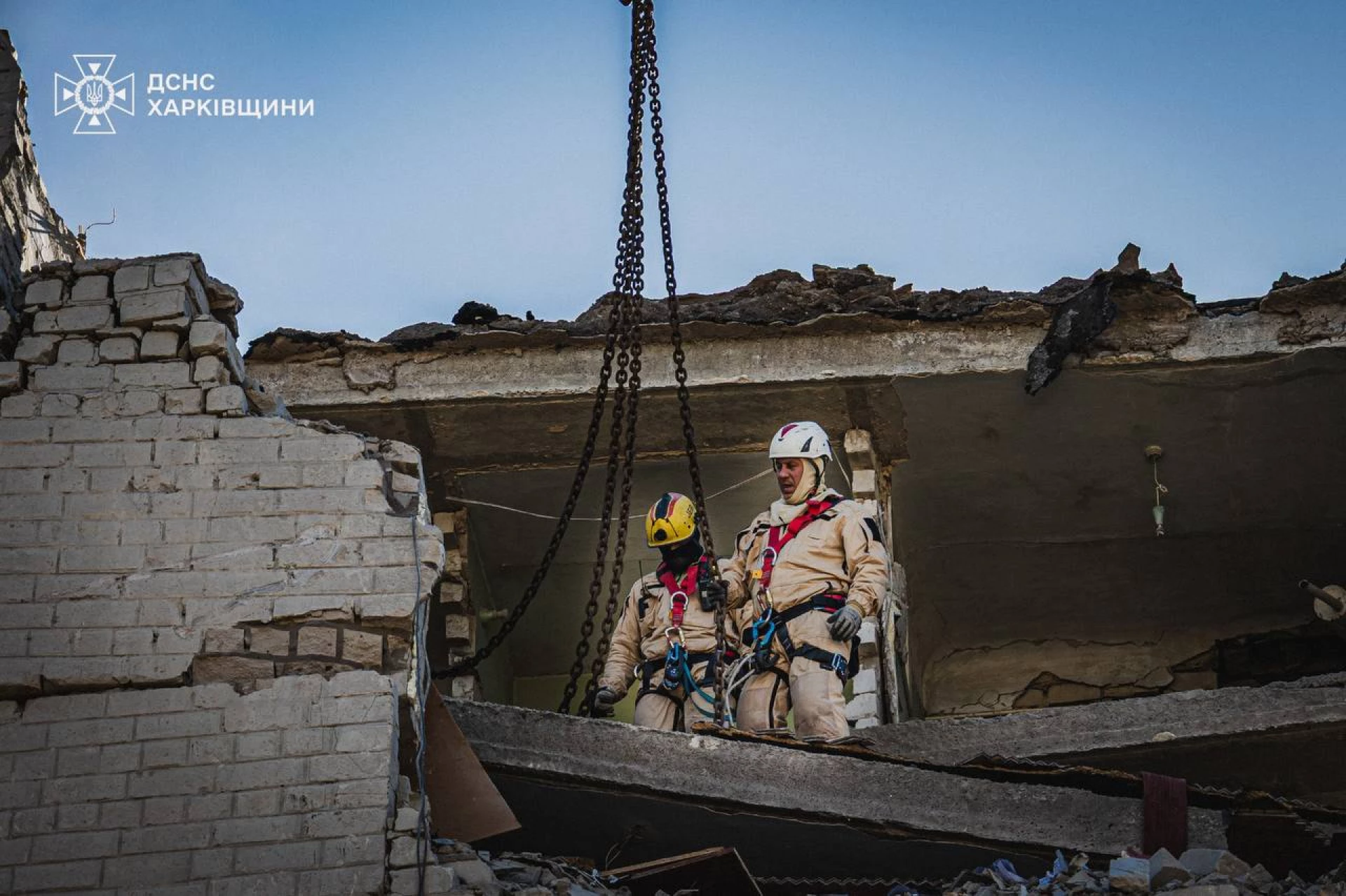 10 загиблих і 4 зниклих безвісти – у Харкові розібрали завали будинку, який атакувала РФ