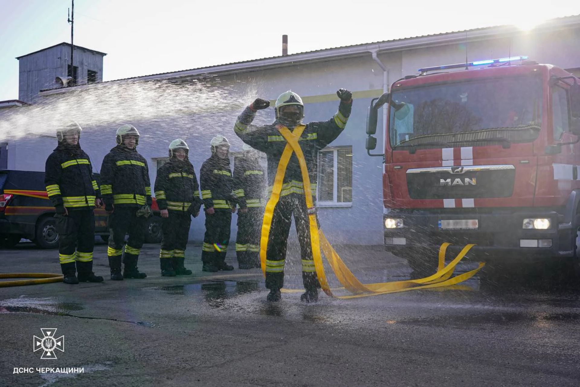 У Черкасах двох пожежників відправили на пенсію: із сиренами та обливанням