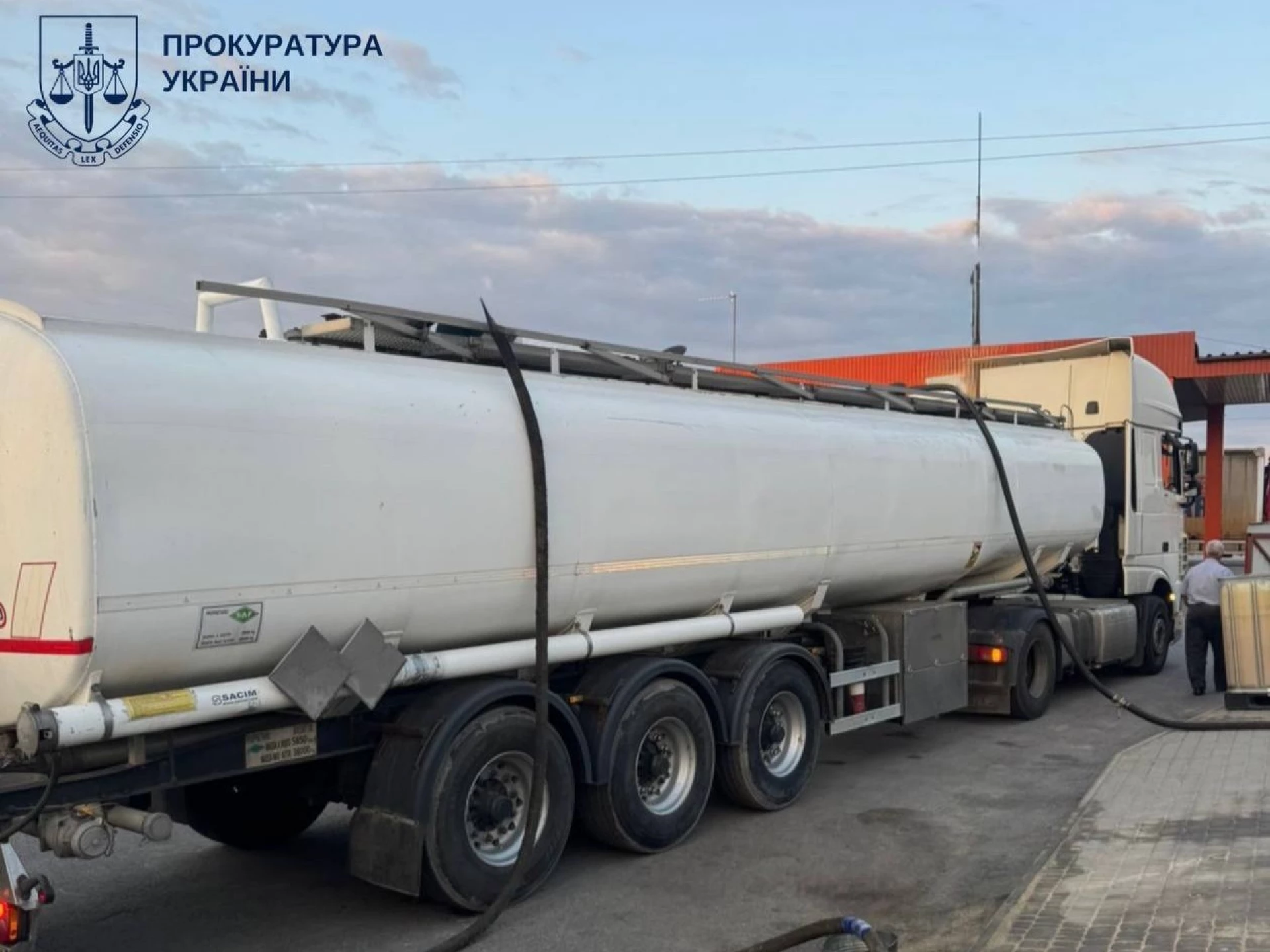 На Київщині викрили нелегальну нафтобазу та мережу АЗС із фальсифікованим пальним