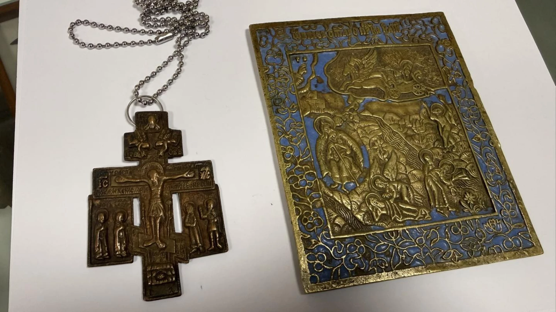 Київські митники передали музею старовинні реліквії, вилучені під час спроби вивезення