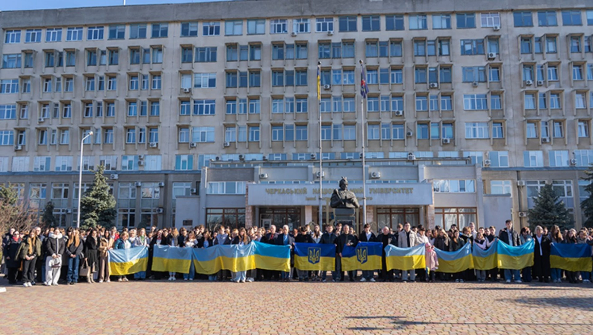 В усіх корпусах ЧНУ одночасно виконали гімн України