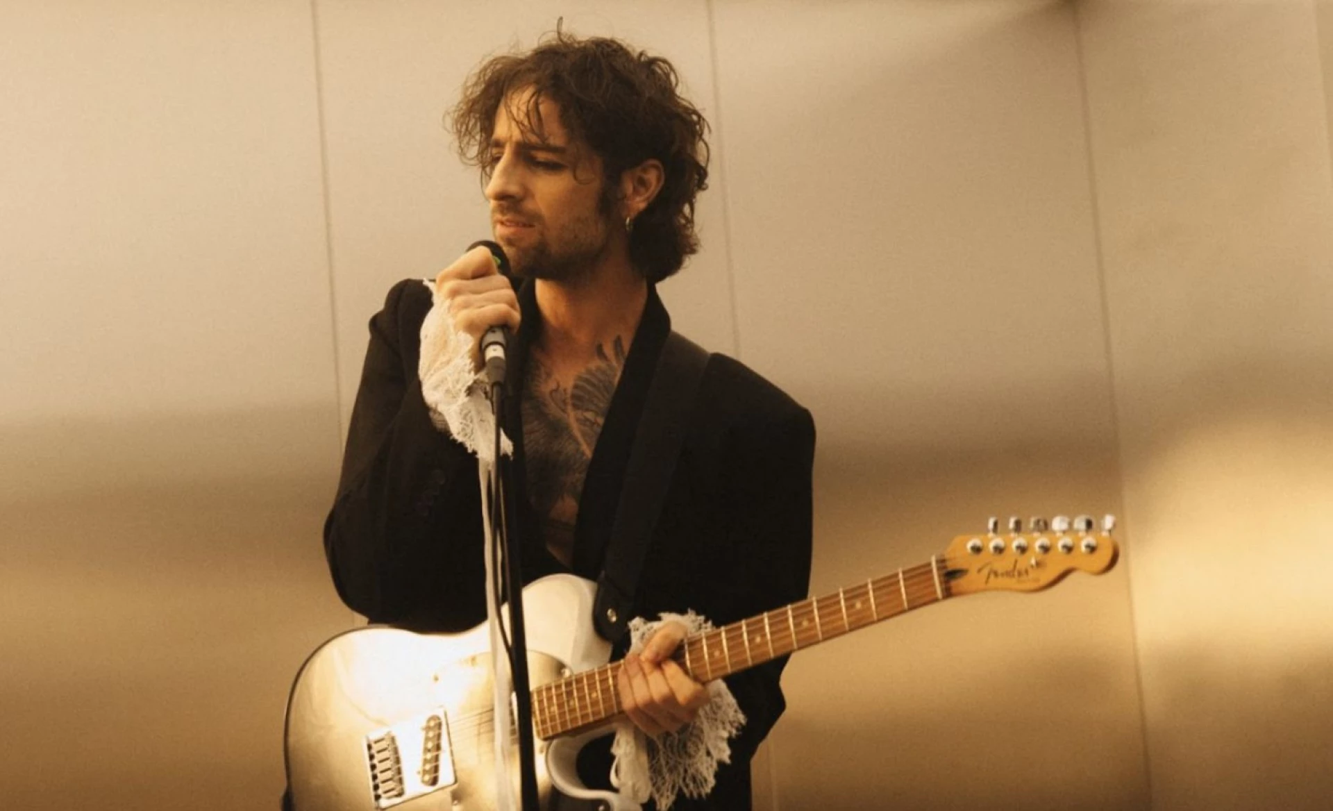 «Треба йти» — слухайте нову пісню Володимира Дантеса