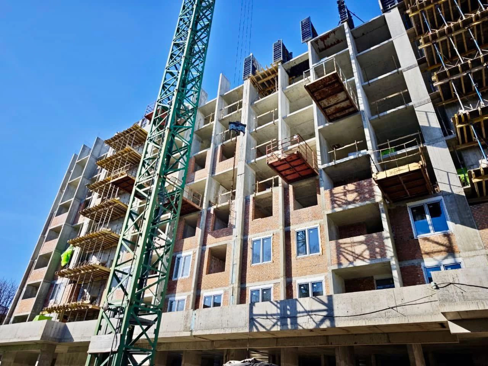 У Василькові відбудовують житло, зруйноване російським ракетним ударом