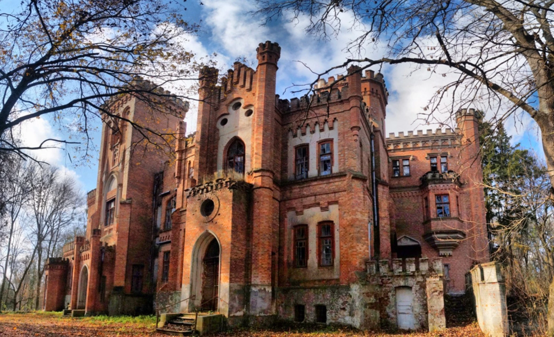 На Черкащині занепадає палац Даховських: історія замку, який приховували у радянський час