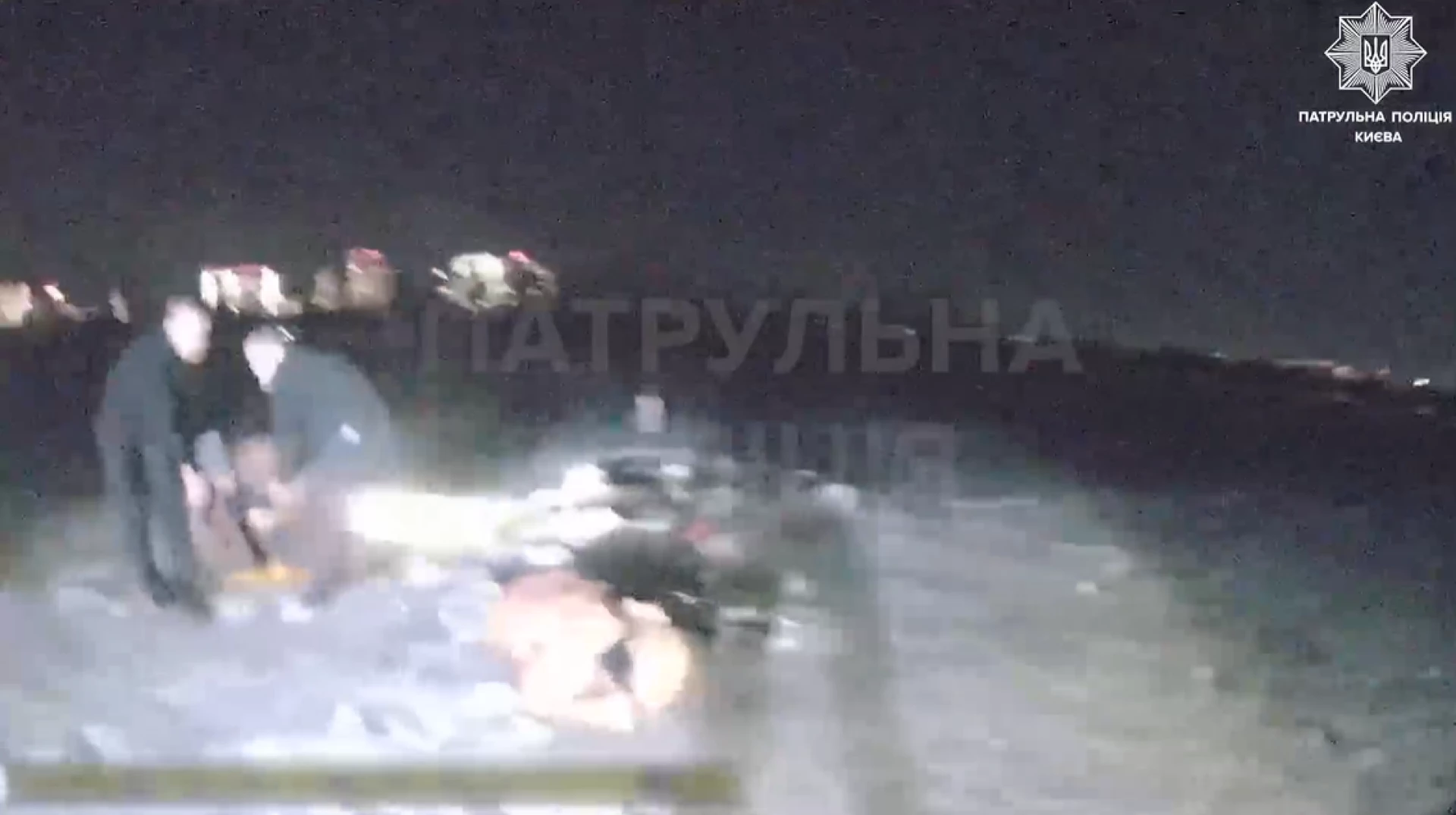 Патрульні врятували двох рибалок із крижаної води в Києві