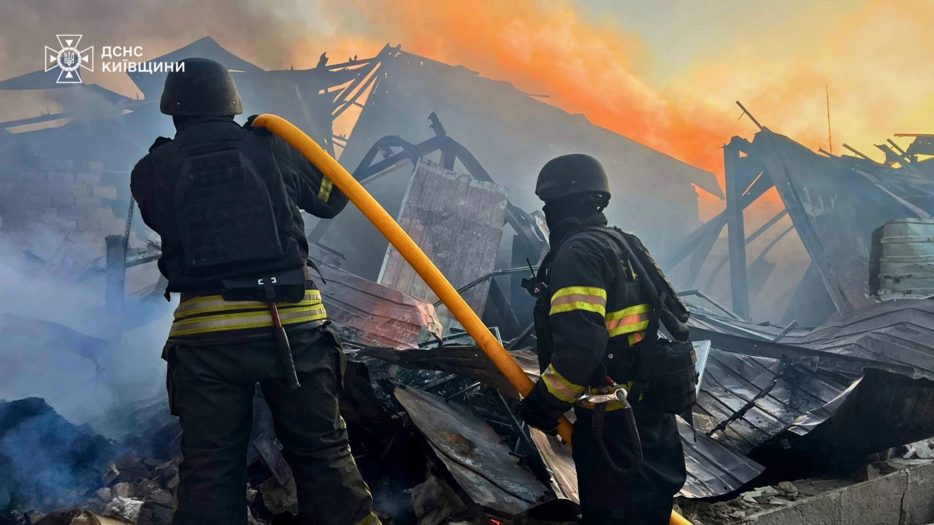 Понад 190 рятувальників ліквідовують наслідки російської атаки на Київщині