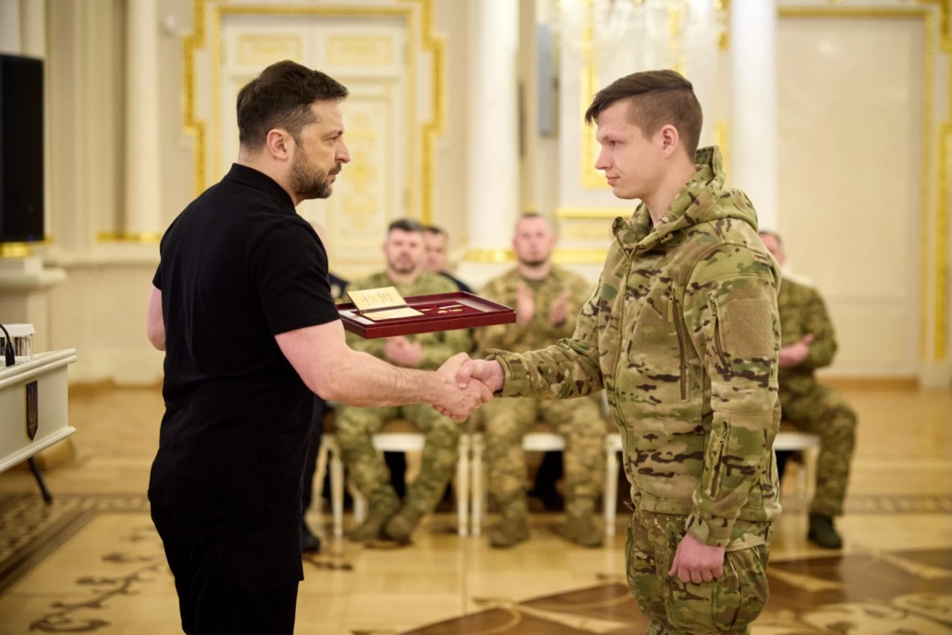 Зеленський нагородив українських добровольців