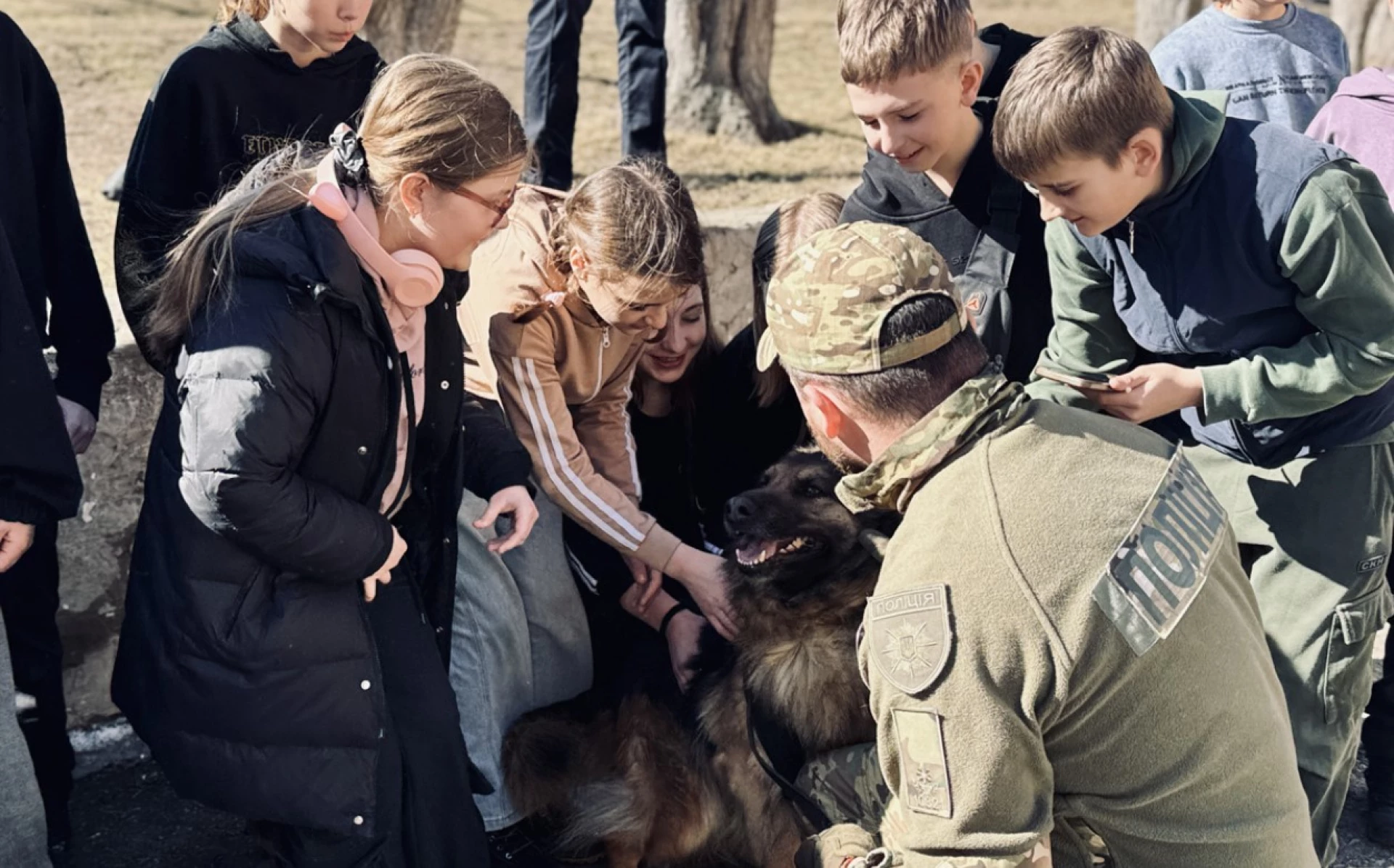 Черкаські кінологи провели заняття у Чигиринському ліцеї імені Богдана Хмельницького. Фото