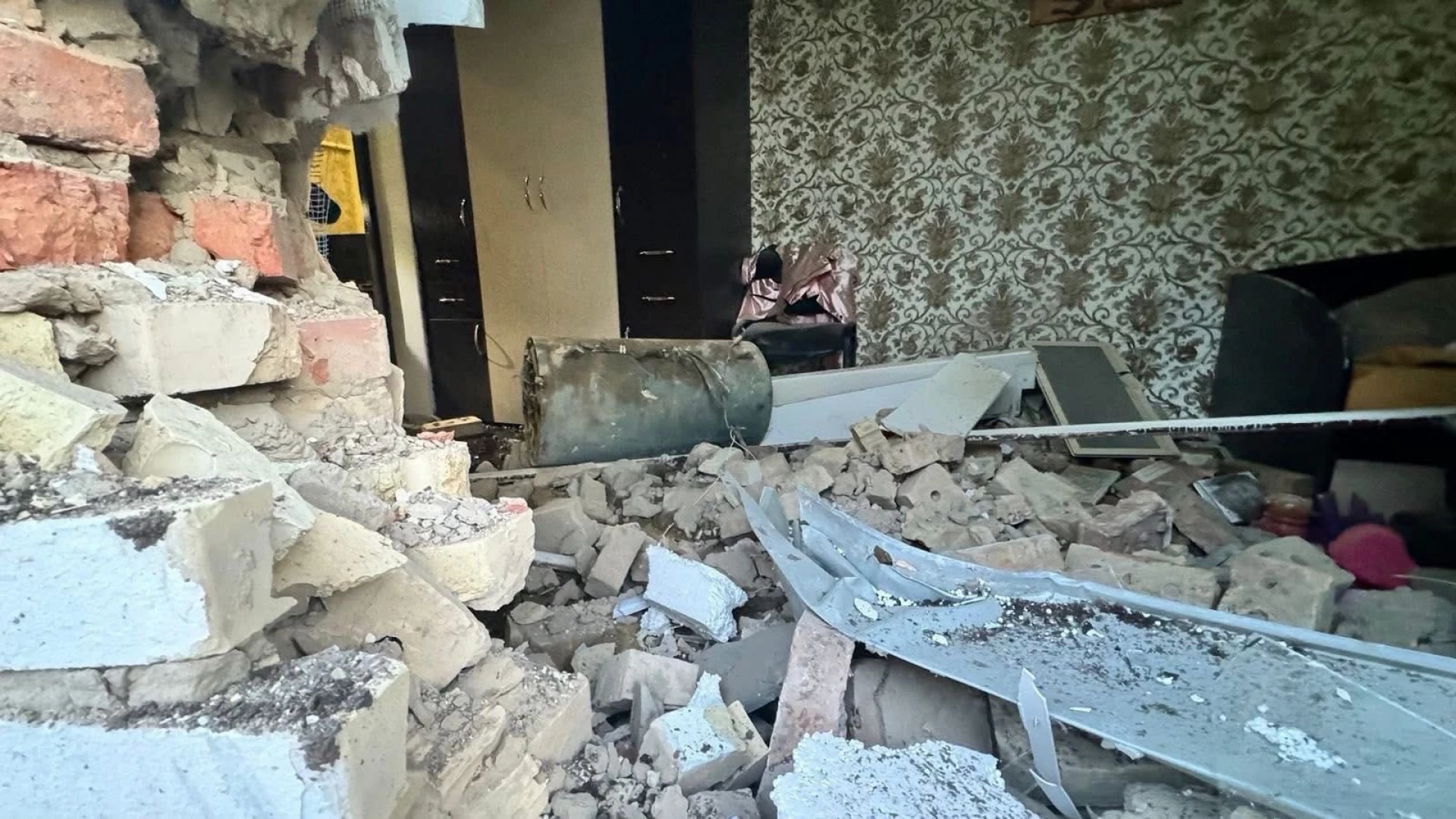 У Василькові бойова частина ракети Х-101 влетіла у спальню, ще одна впала на дах авто